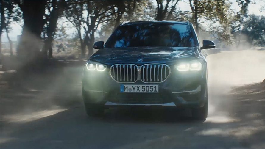 BMW X1, F48, LCI, trīs ceturtdaļu priekšpuses skats BMW X1, F48, LCI, trīs ceturtdaļu priekšpuses skats, braucošs automobilis, uz dabas ainavas fona