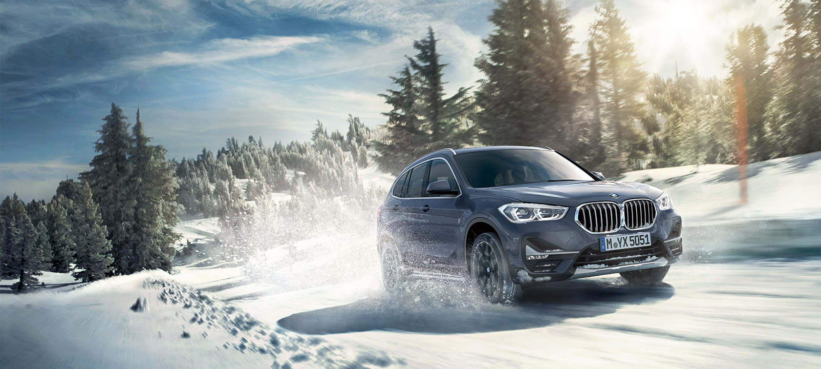 BMW X1 xDrive20i, F48, LCI, BMW Individual metāliska Storm Bay krāsa, braucienā uz ziemas ainavas fona BMW X1 xDrive20i, F48, LCI, BMW Individual metāliska Storm Bay krāsa, braucienā uz ziemas ainavas fona
