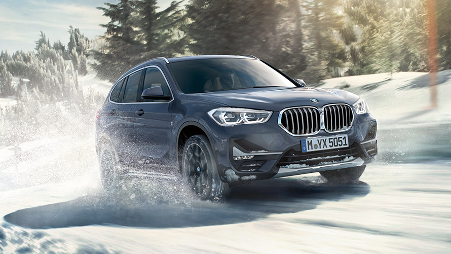 BMW X1 xDrive20i, F48, LCI, BMW Individual metāliska Storm Bay krāsa, braucienā uz ziemas ainavas fona BMW X1 xDrive20i, F48, LCI, BMW Individual metāliska Storm Bay krāsa, braucienā uz ziemas ainavas fona