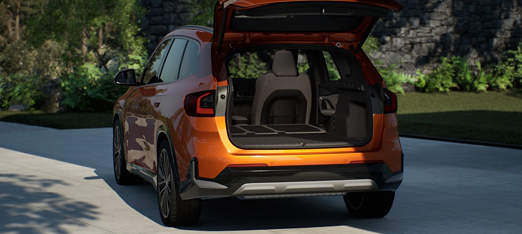 BMW X1 xDrive23i, U11, ICE, xLine, Utah Orange krāsa, bagāžas nodalījums un sakabes āķis Bagāžas nodalījums un sakabes āķis, BMW X1, xDrive23i, U11, ICE, metāliska Utah Orange krāsa, 20 collu BMW Individual vieglmetāla diski, Multi-spoke 869 I