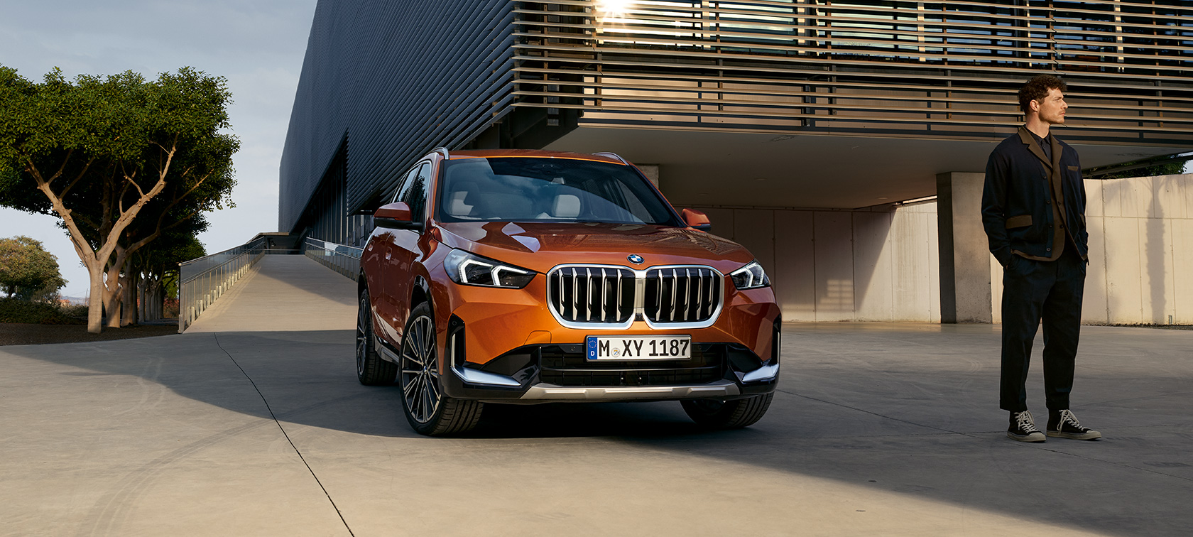 BMW X1 xDrive23i, U11, ICE, xLine, metāliska Utah Orange krāsa, virsbūves akcenti Virsbūves akcenti, BMW X1, xDrive23i, U11, ICE, xLine, metāliska Utah Orange krāsa, 20 collu BMW Individual vieglmetāla diski, Multi-spoke 869 I