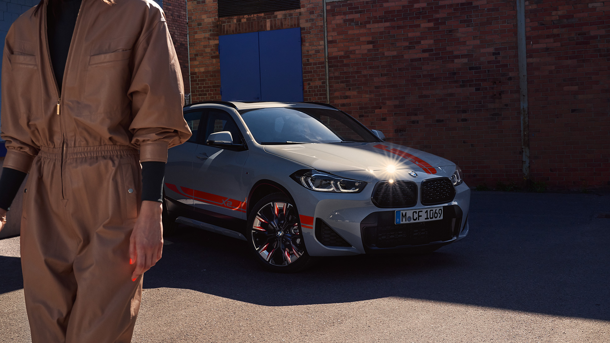 Dubultais elipsveida režģis, BMW X2 F39 BMW X2 2018 F39, metāliska Galvanic Gold krāsa, priekšpuses skats, dubultais elipsveida režģis