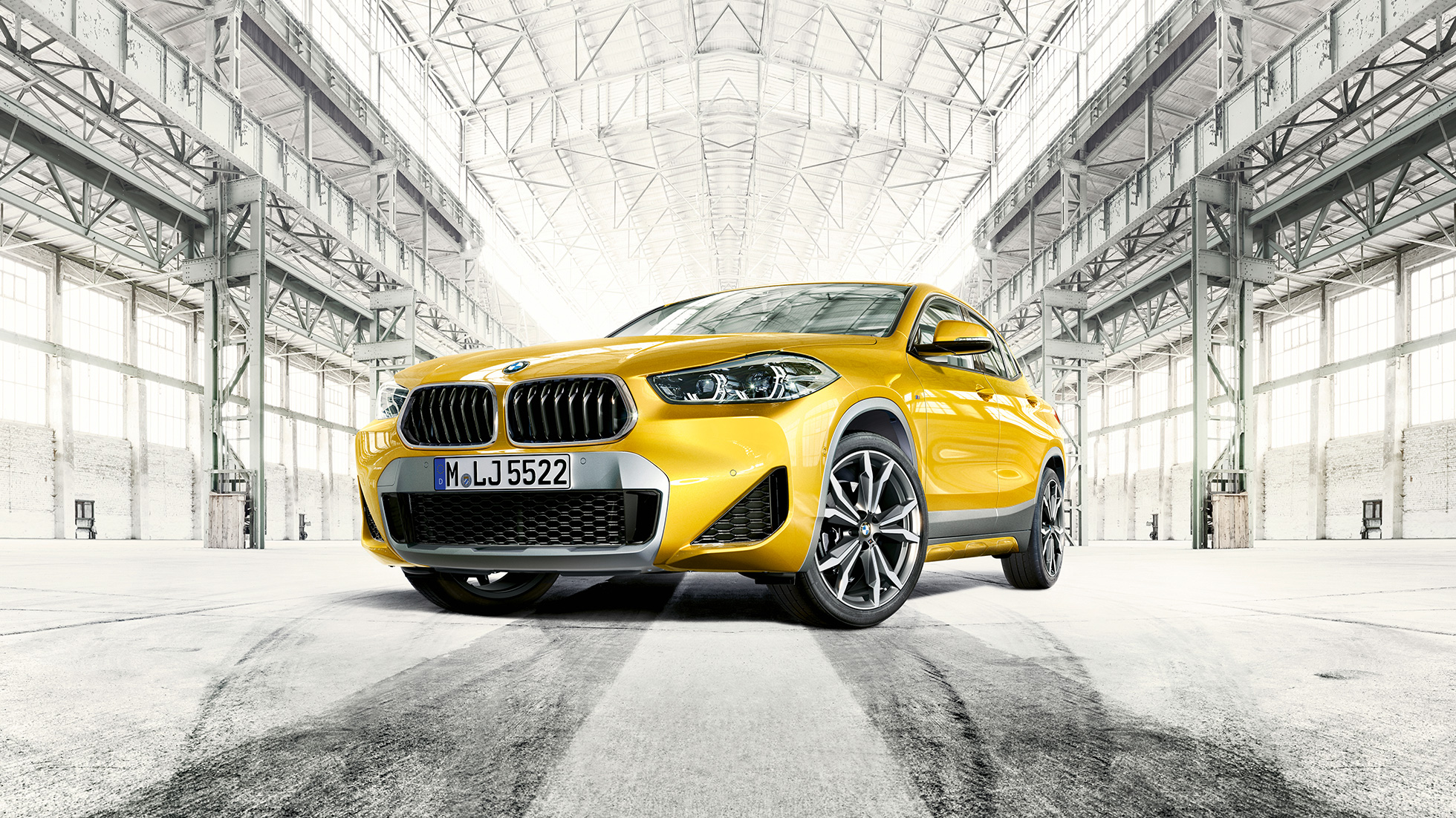 Trīs ceturtdaļu priekšpuses skats, BMW X2 F39 Trīs ceturtdaļu priekšpuses skats, BMW X2 2018 F39, metāliska Galvanic Gold krāsa