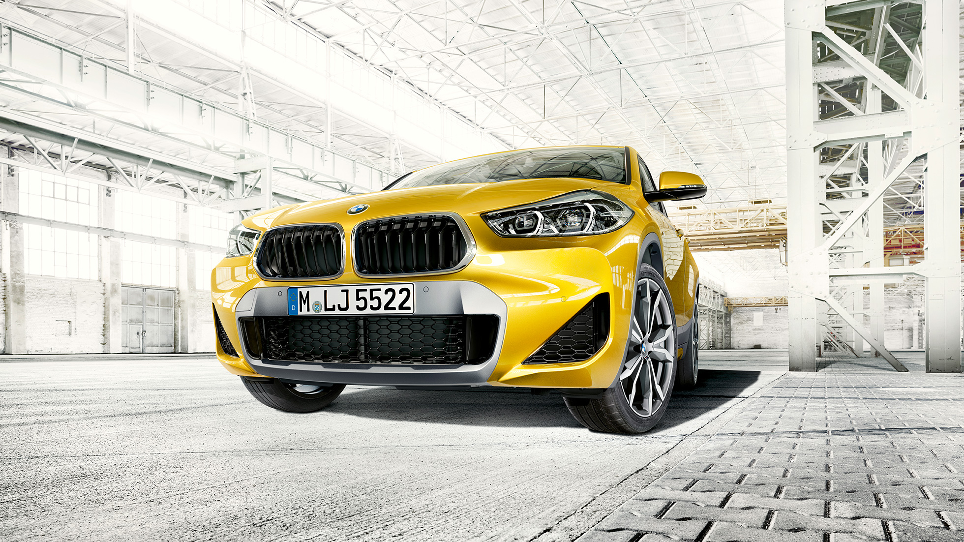 Dubultais elipsveida režģis, BMW X2 F39 BMW X2 2018 F39, metāliska Galvanic Gold krāsa, priekšpuses skats, dubultais elipsveida režģis