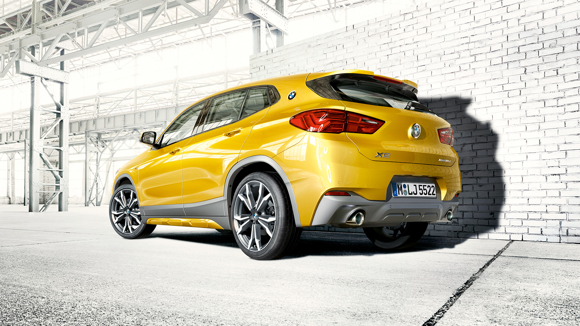 Aizmugures skats, BMW X2 F39 BMW X2 2018 F39, metāliska Galvanic Gold krāsa, aizmugures skats