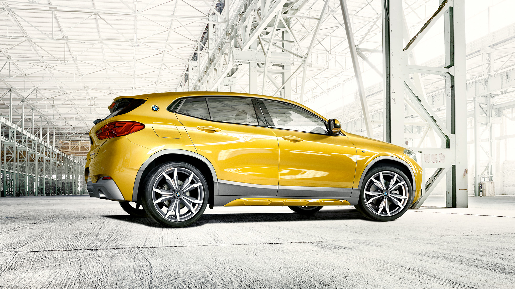 Sānskats, BMW X2 F39 BMW X2 2018 F39, metāliska Galvanic Gold krāsa, sānskats
