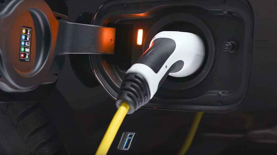 BMW hibrīdauto, savienots ar uzlādes kabeli BMW hibrīdauto, savienota ar uzlādes kabeli, tuvplāns