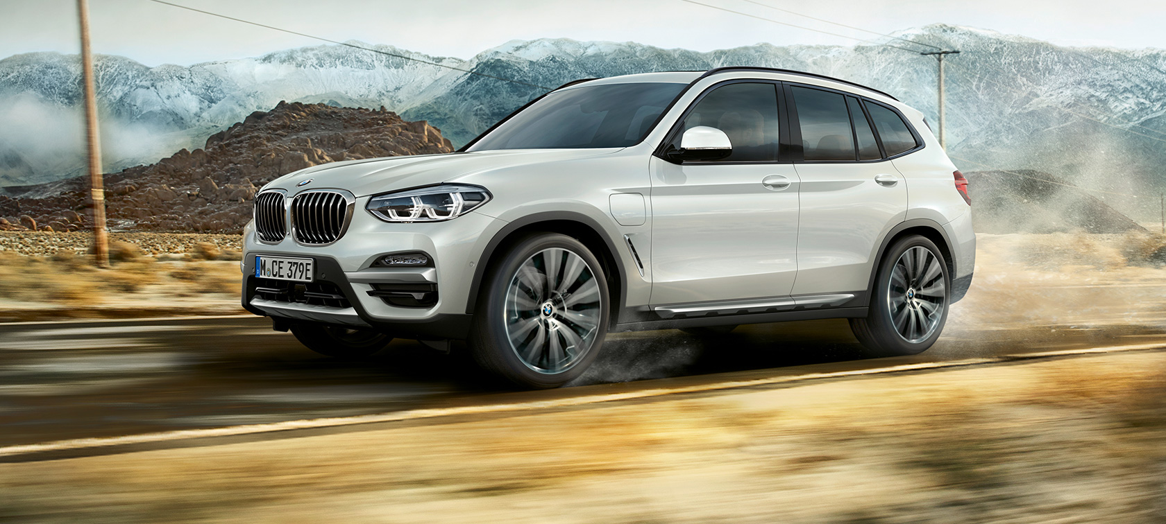 BMW X3 xDrive30e ceļa līkumā BMW X3 xDrive30e ceļa līkumā