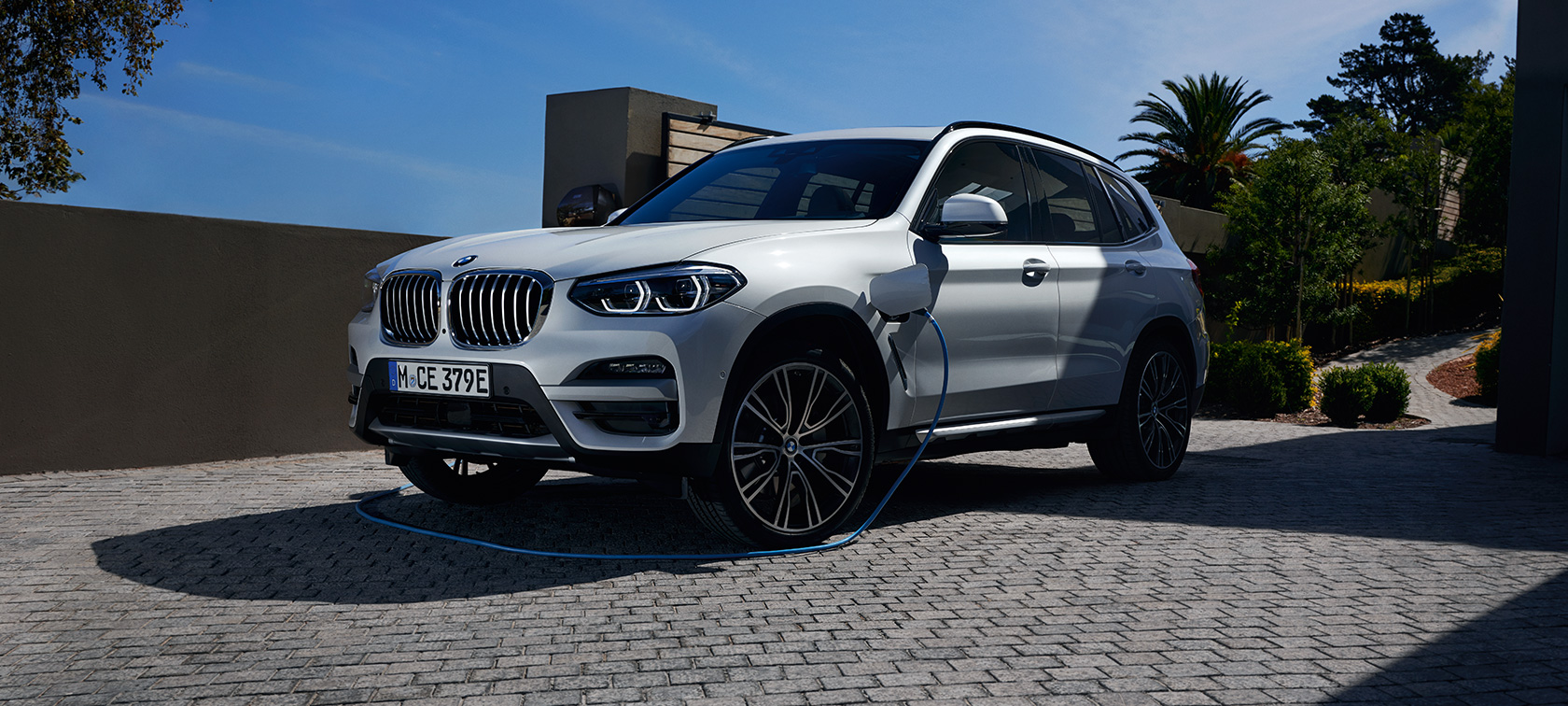 Hibrīdauto, BMW X3 xDrive30e, G01, trīs ceturtdaļu priekšpuses skats Hibrīdauto, BMW X3 xDrive30e, G01, trīs ceturtdaļu priekšpuses skats, uzlādes laikā