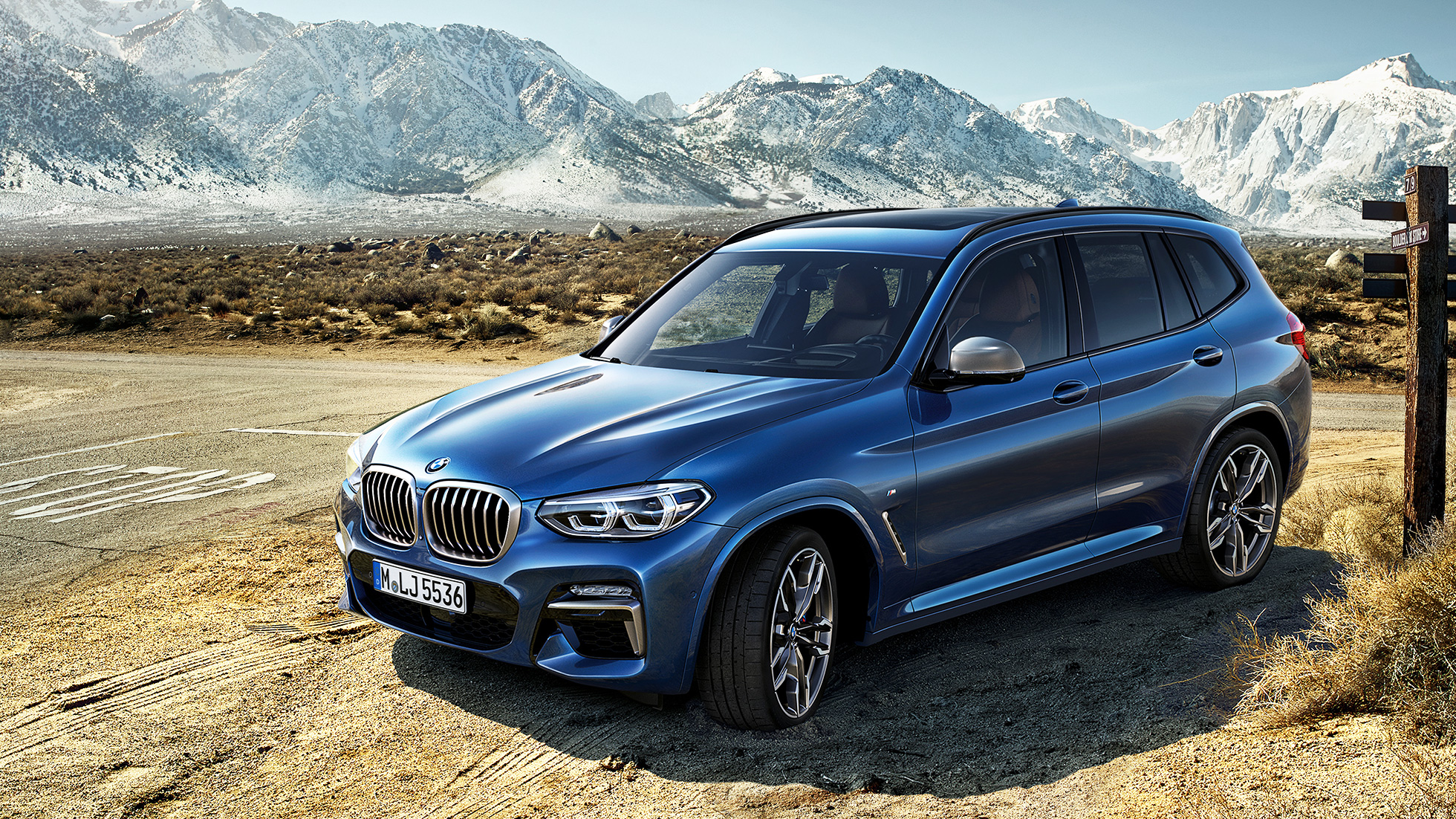 BMW X3 M40i, trīs ceturtdaļu priekšējais skats kalnos BMW X3 M40i, trīs ceturtdaļu priekšējais skats kalnos