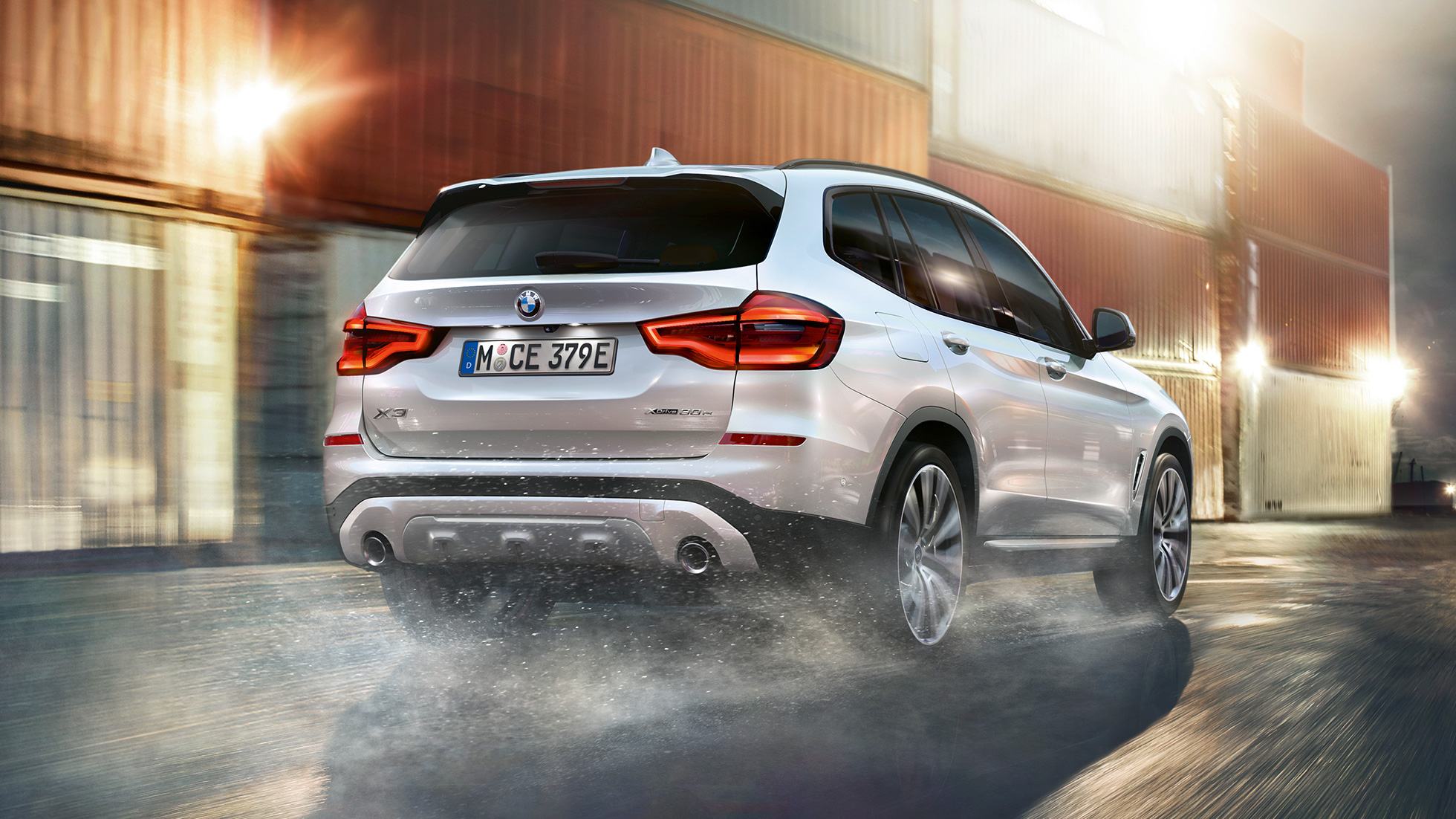 BMW X3 M40i, aizmugures skats ar modeļa uzrakstu BMW X3 M40i, aizmugures skats ar modeļa uzrakstu