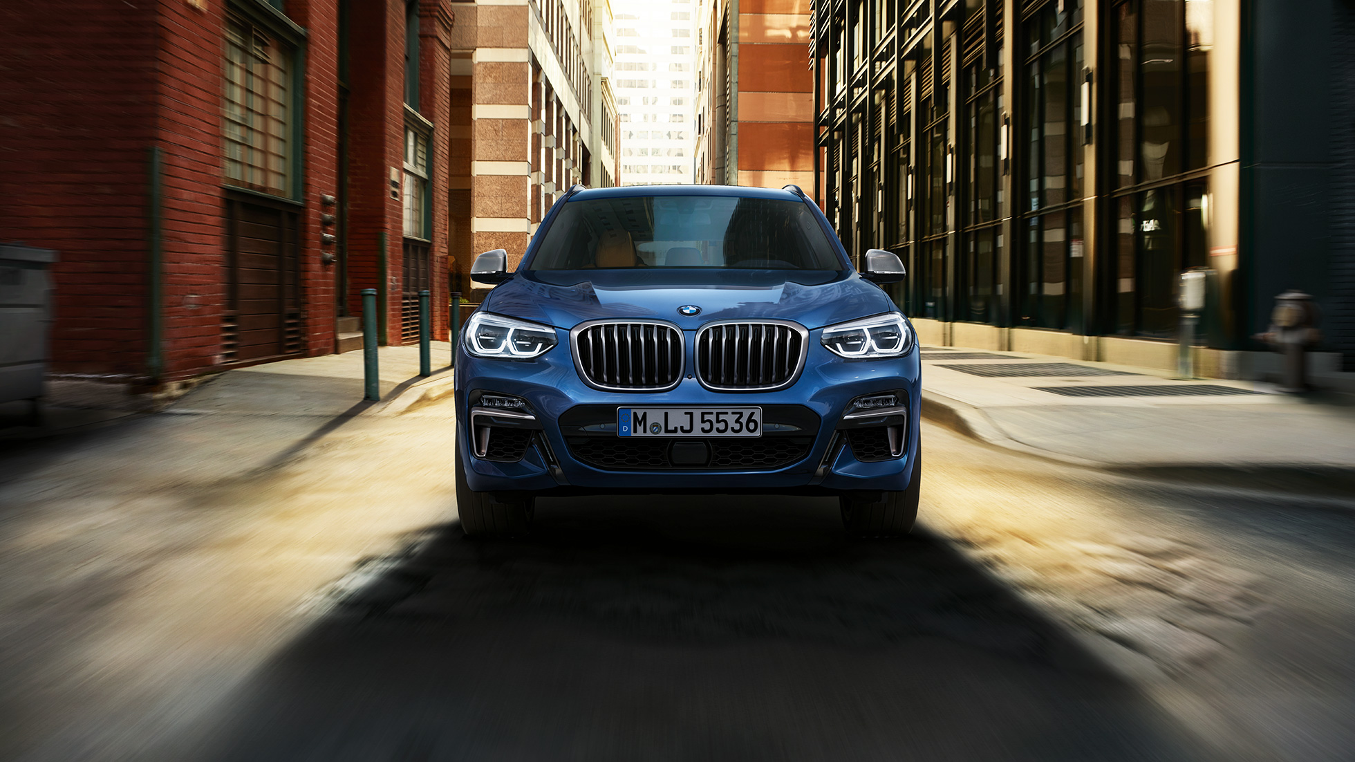 BMW X3 M40i, priekšējais skats uz pilsētas fona BMW X3 M40i, priekšējais skats uz pilsētas fona