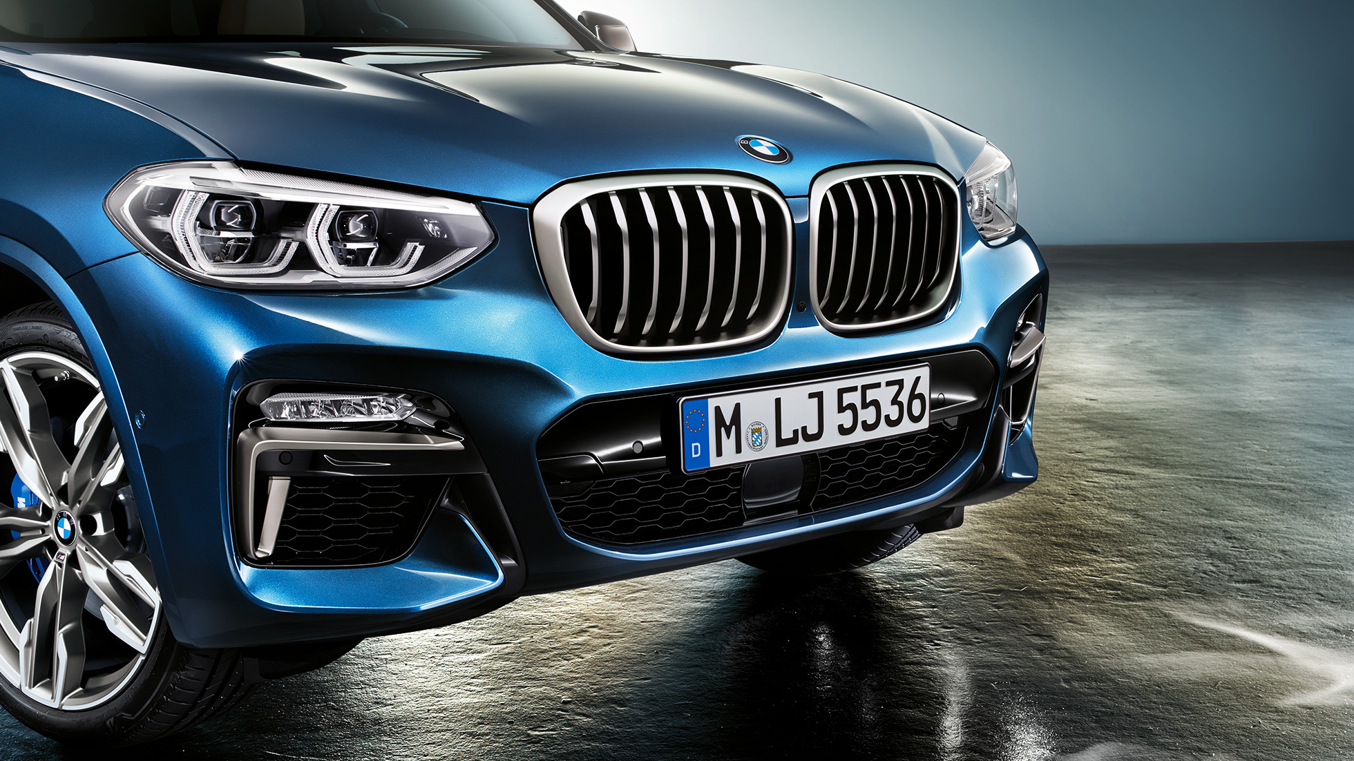 BMW X3 M40i, priekšējais spoileris un elipsveida režģis BMW X3 M40i, priekšējais spoileris un elipsveida režģis