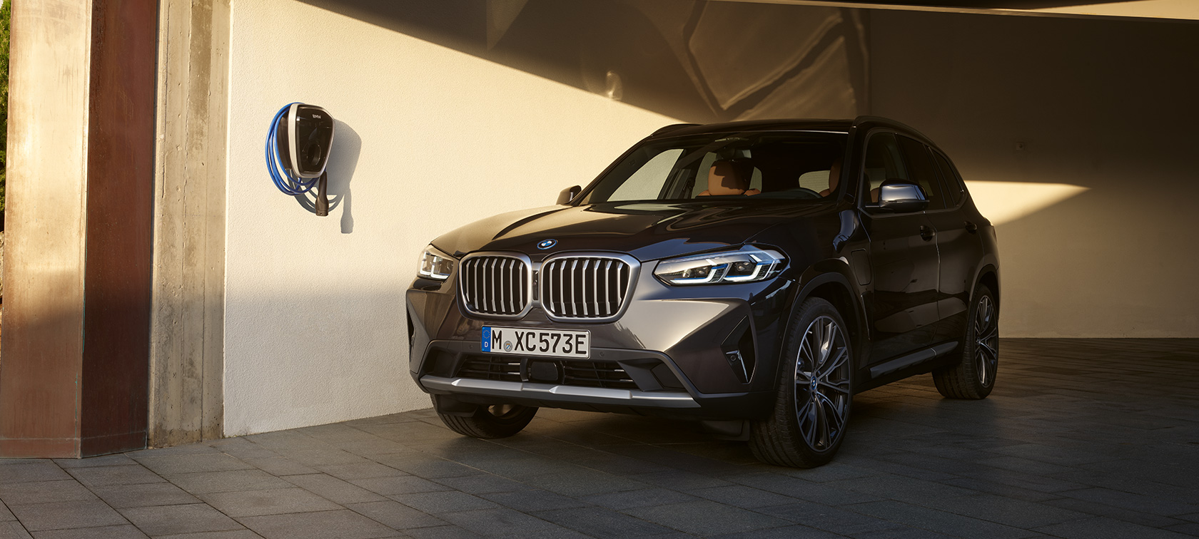 Hibrīdauto, BMW X3 xDrive30e, G01, Sophisto Grey krāsa, 2021 Hibrīdauto, BMW X3 xDrive30e, G01, Sophisto Grey krāsa, trīs ceturtdaļu priekšpuses skats, stāvošs automobilis, 2021