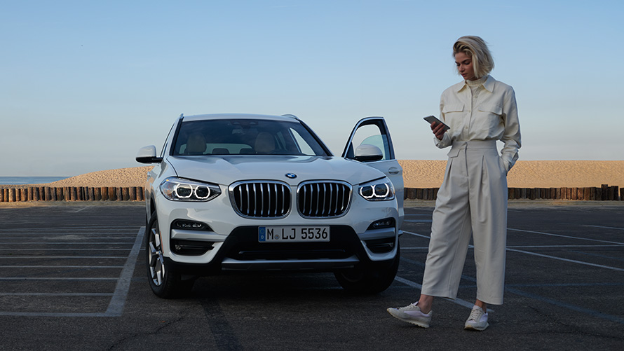 BMW X3, G01, Brochure lietojumprogramma, sieviete blakus BMW, 2021 BMW X3, G01, Brochure lietojumprogramma, 2021