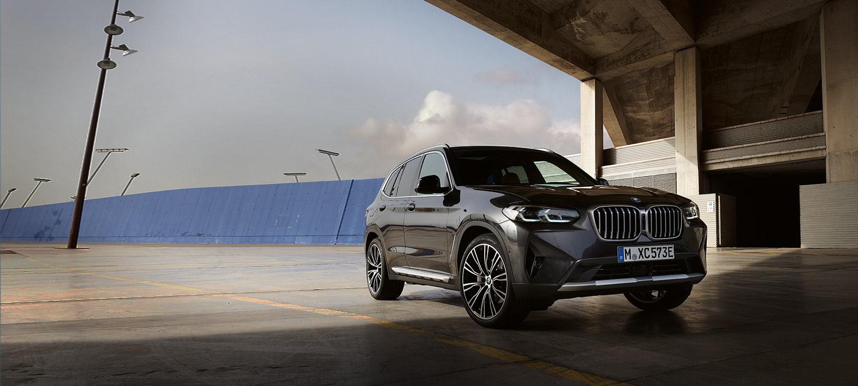 BMW X3, G01, trīs ceturtdaļu skats no aizmugures, braucot, 2021