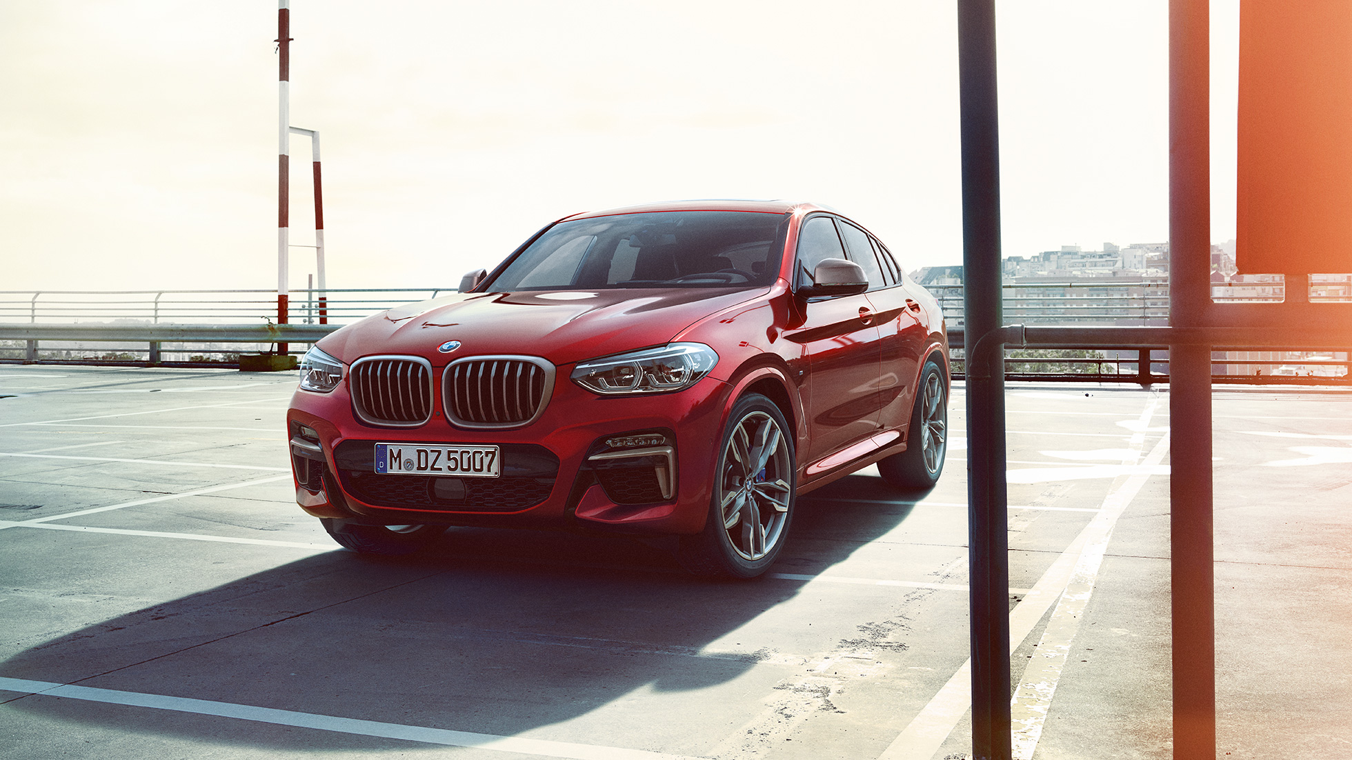 BMW X4 virsbūve BMW X4 M40i G02 2018, Flamenco Red krāsa ar mirdzuma efektu, trīs ceturtdaļu priekšpuses skats