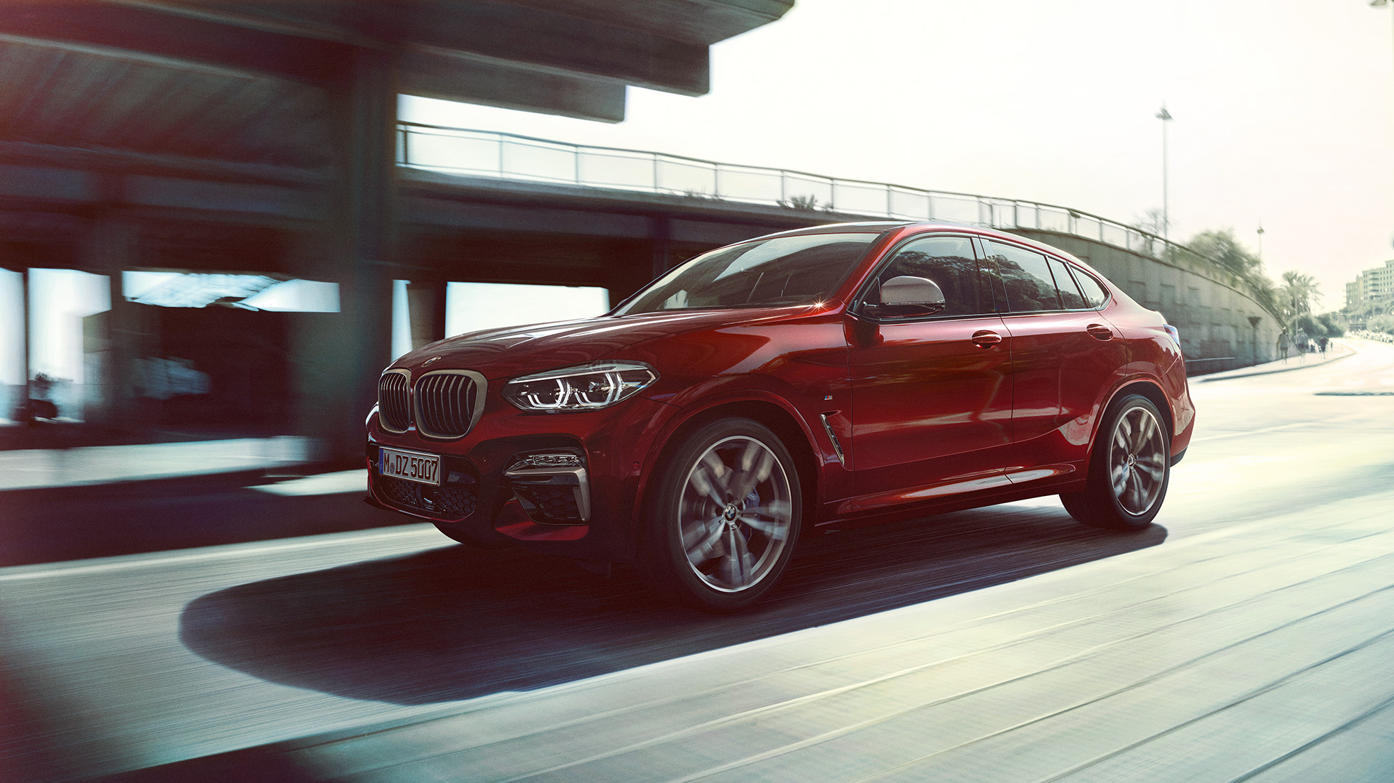 Dinamiska priekšdaļa, BMW X4 BMW X4 M40i G02 2018, Flamenco Red krāsa ar mirdzuma efektu, trīs ceturtdaļu priekšpuses skats