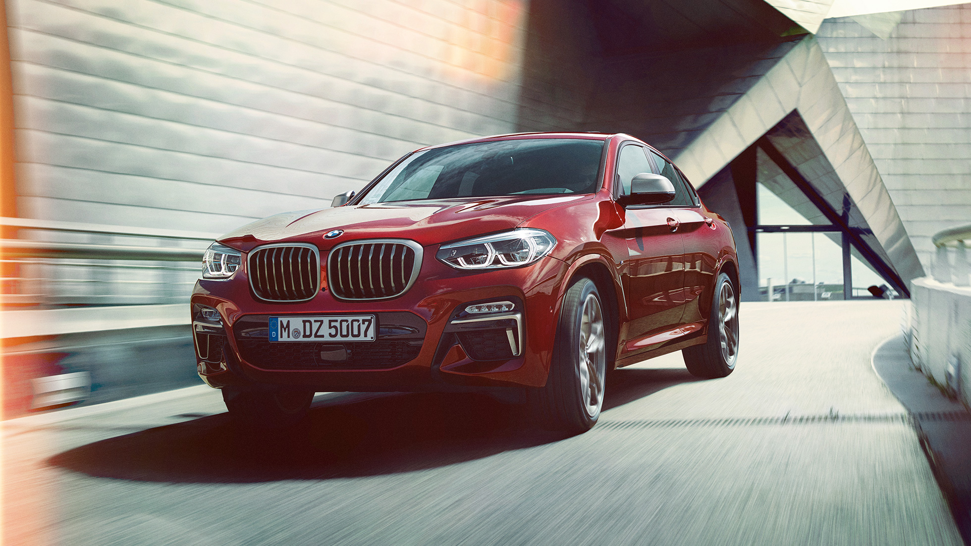 Trīs ceturtdaļu priekšpuses skats, BMW X4 BMW X4 M40i G02 2018, Flamenco Red krāsa ar mirdzuma efektu, trīs ceturtdaļu priekšpuses skats