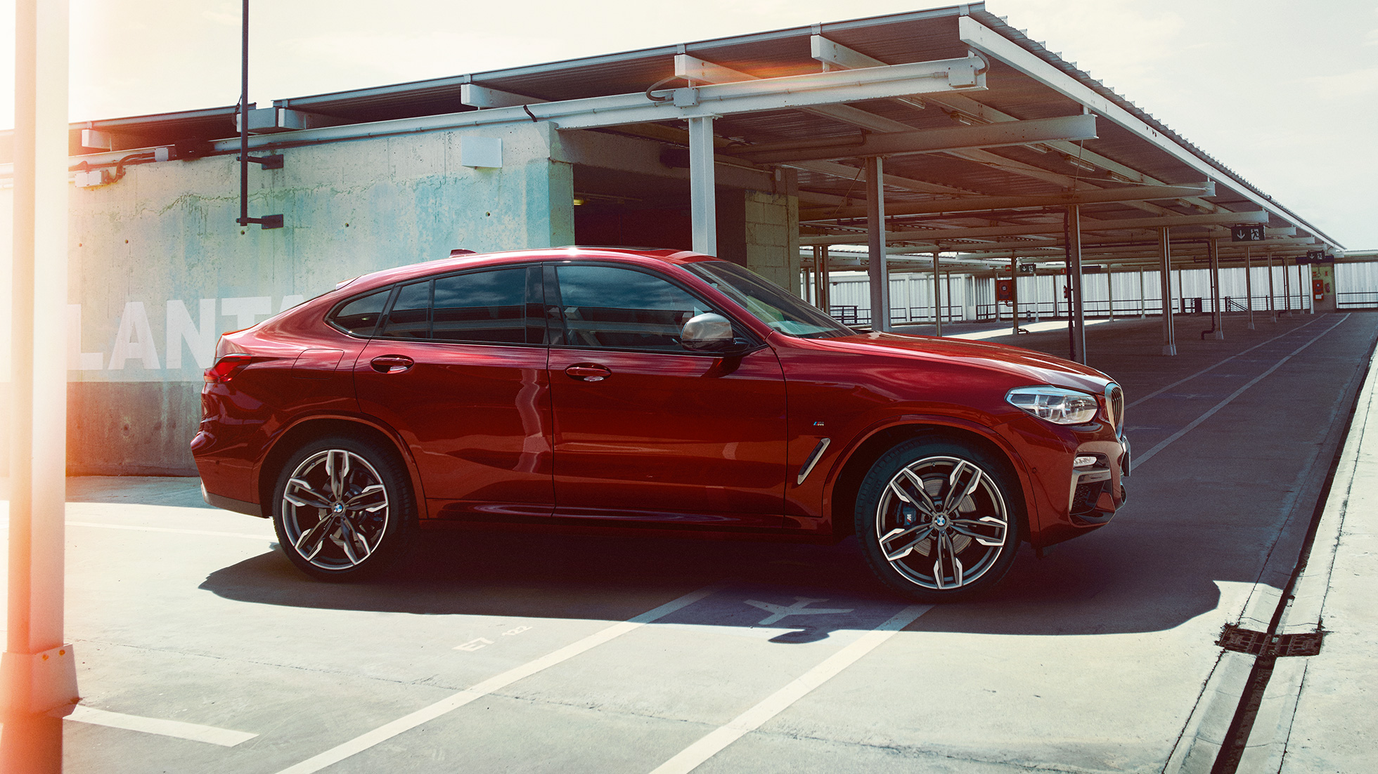 Sportisks siluets, BMW X4 Sportisks siluets, BMW X4 M40i G02 2018, Flamenco Red krāsa ar mirdzuma efektu, sānskats