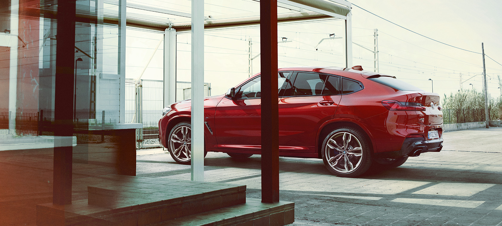BMX X4, sānskats BMW X4 M40i G02 2018, Flamenco Red krāsa ar mirdzuma efektu, sānskats, novietots stāvvietā