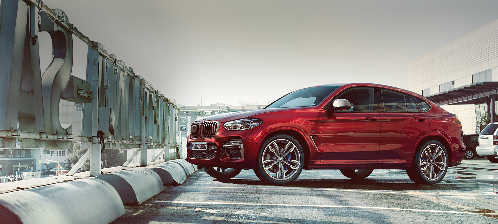 Novietots atklātā stāvvietā, sānskats, BMW X4 BMW X4 M40i G02 2018, Flamenco Red krāsa ar mirdzuma efektu, sānskats, novietots atklātā stāvvietā