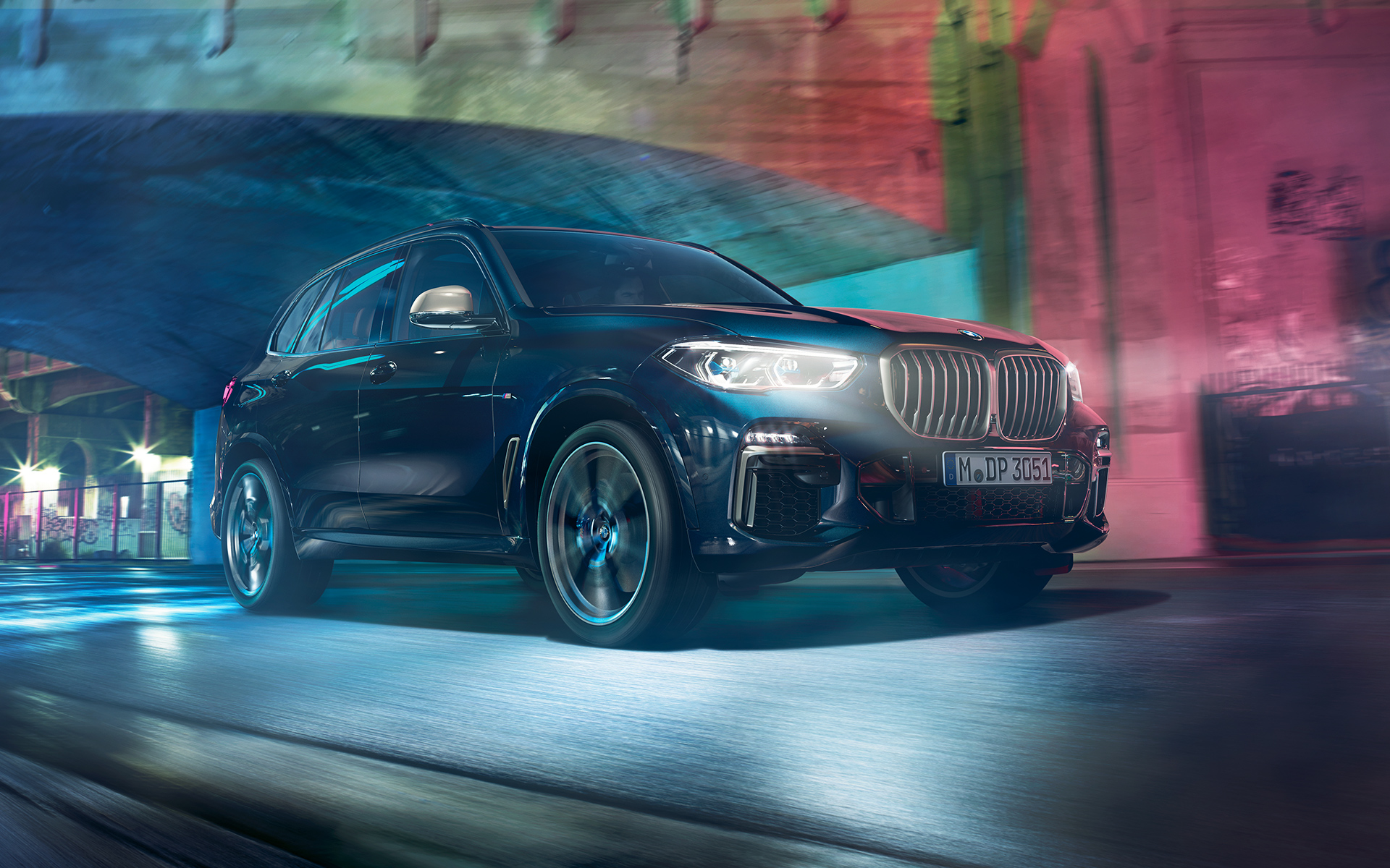 BMW X5 M50d darbībā BMW X5 M50d skats braucienā naksnīgā pilsētā