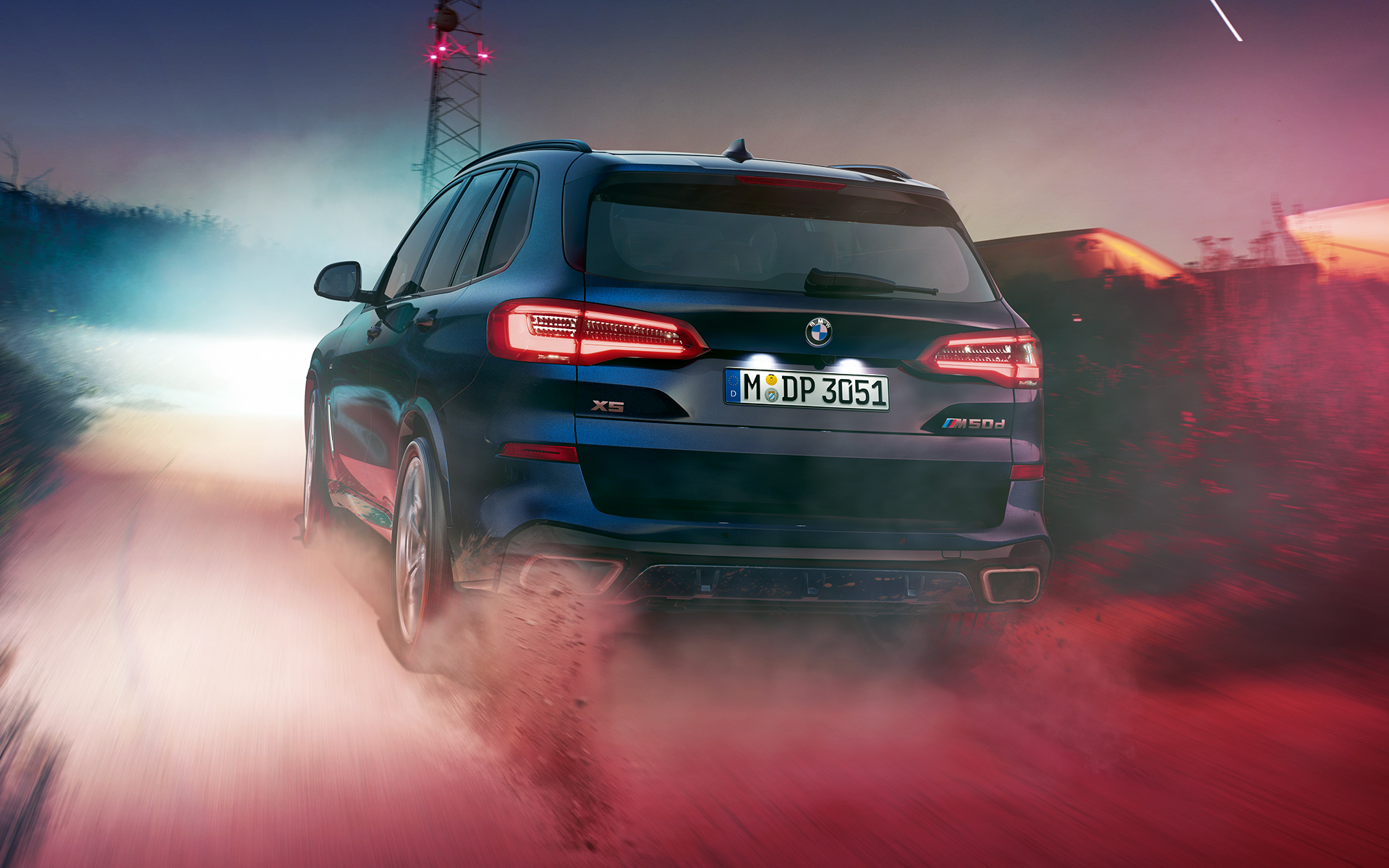 BMW X5 M50d aizmugure BMW X5 M50d aizmugures skats braucienā naksnīgā pilsētā