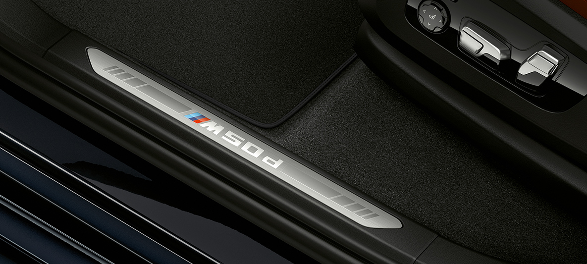 BMW X5 M50d durvju sliekšņu apdare Durvju sliekšņu apdare ar BMW X5 M50d BMW Individual uzrakstu