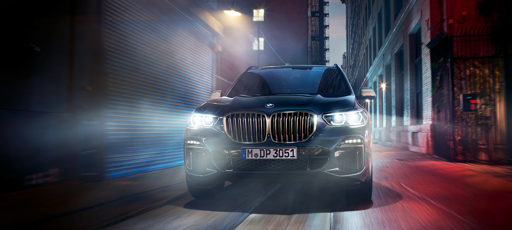 BMW X5 M50d darbībā BMW X5 M50d, braucot pa pilsētas ielu naktī