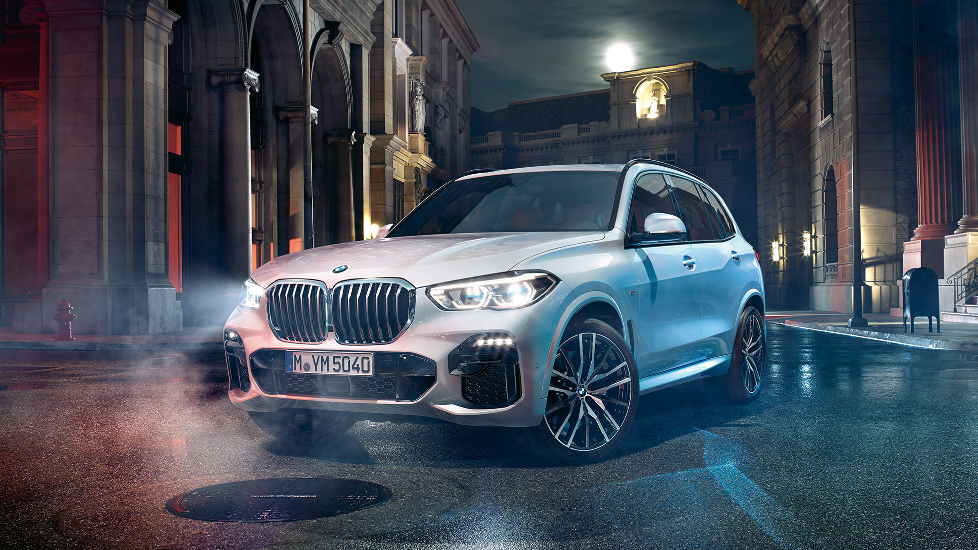 BMW X5, trīs ceturtdaļu priekšpuses skats BMW X5 G05, 2018, metāliska Mineral White krāsa, trīs ceturtdaļu priekšpuses skats, stāvošs automobilis naktī