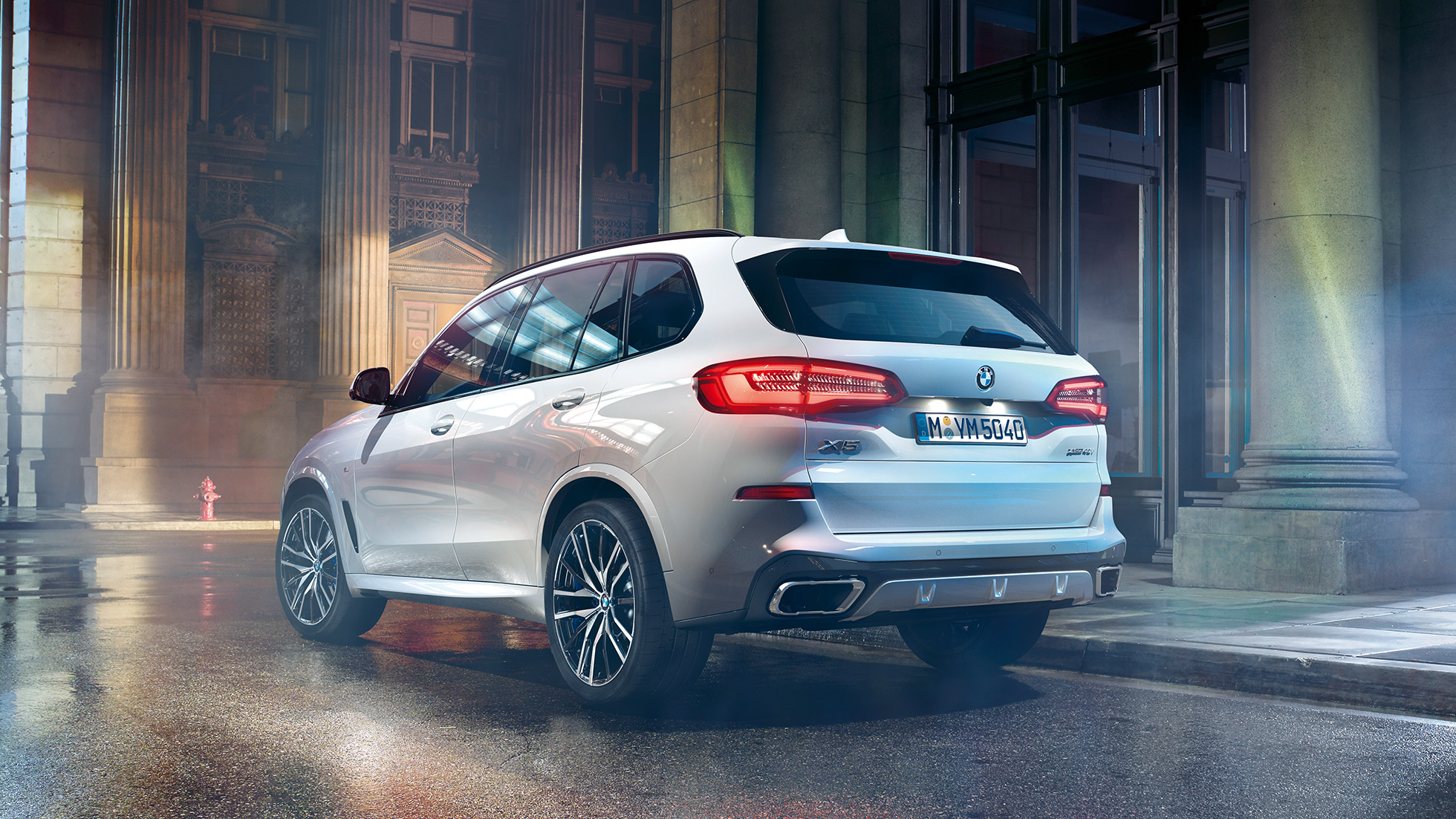 BMW X5 xDrive40i, trīs ceturtdaļu aizmugures skats BMW X5 xDrive40i, G05, 2018, metāliska Mineral White krāsa, trīs ceturtdaļu aizmugures skats