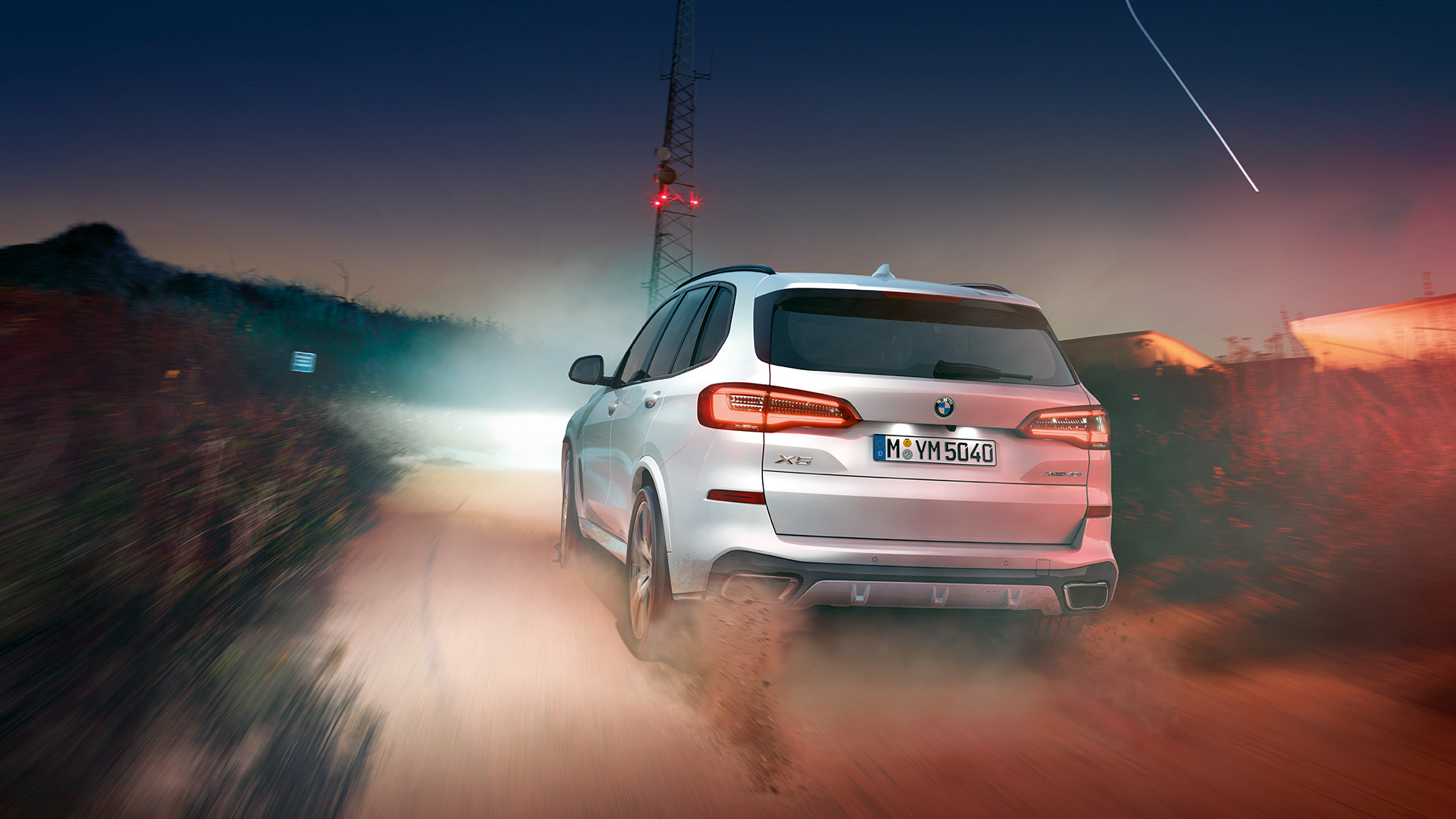 BMW X5 xDrive40i, aizmugures skats BMW X5 xDrive40i, G05, 2018, metāliska Mineral White krāsa, aizmugures skats