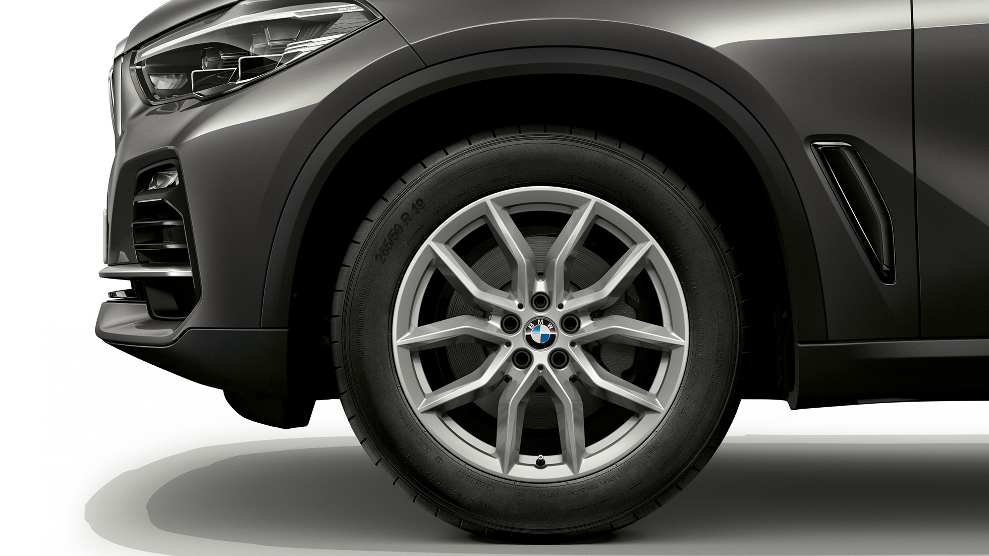 Pamata modelis. BMW X5 xDrive30d, sānu skats ar disku Pamata modelis, BMW X5, xDrive30d, G05, 2018, metāliska Sophisto Grey krāsa ar mirdzuma efektu, priekšpuse ar disku