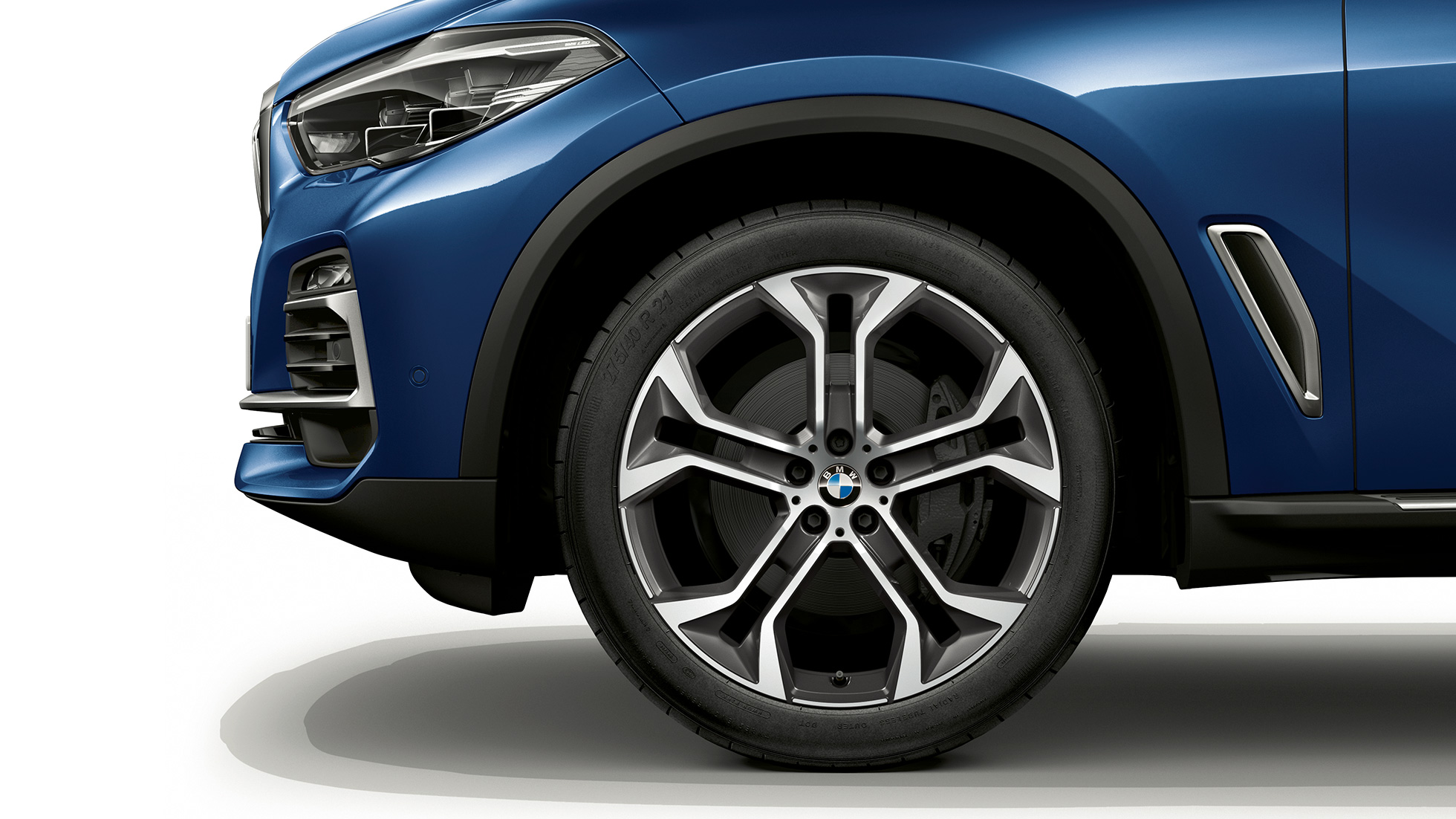xLine modelis. BMW X5 xDrive40i, sānu skats ar disku xLine modelis, BMW X5 xDrive40i, G05, 2018, metāliska Phytonic Blue krāsa, sānu skats ar disku