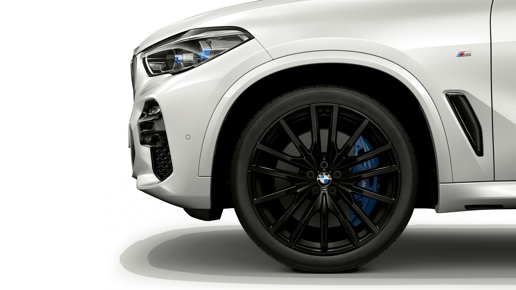 M Sport modelis, BMW X5 xDrive40i, priekšpuses sānu skats ar disku M Sport modelis, BMW X5 xDrive40i, G05, 2018, metāliska Mineral White krāsa, priekšpuse ar disku