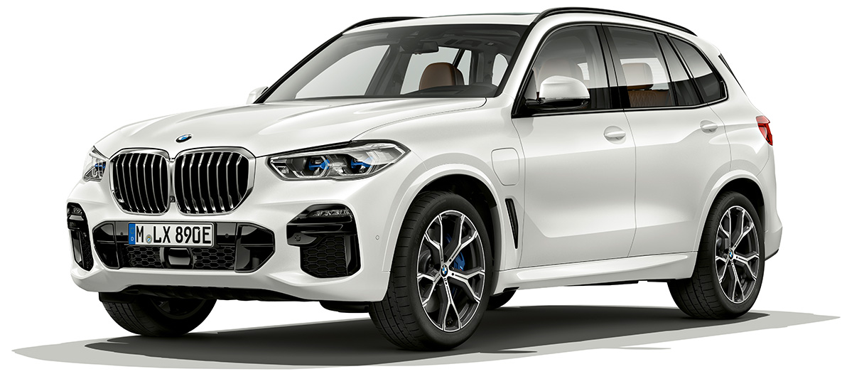 BMW X5 xDrive45e Touring, trīs ceturtdaļu skats no priekšpuses BMW X5 xDrive45e, G05, 2018, metāliska Mineral White krāsa, skats no putna lidojuma, trīs ceturtdaļu priekšpuses skats