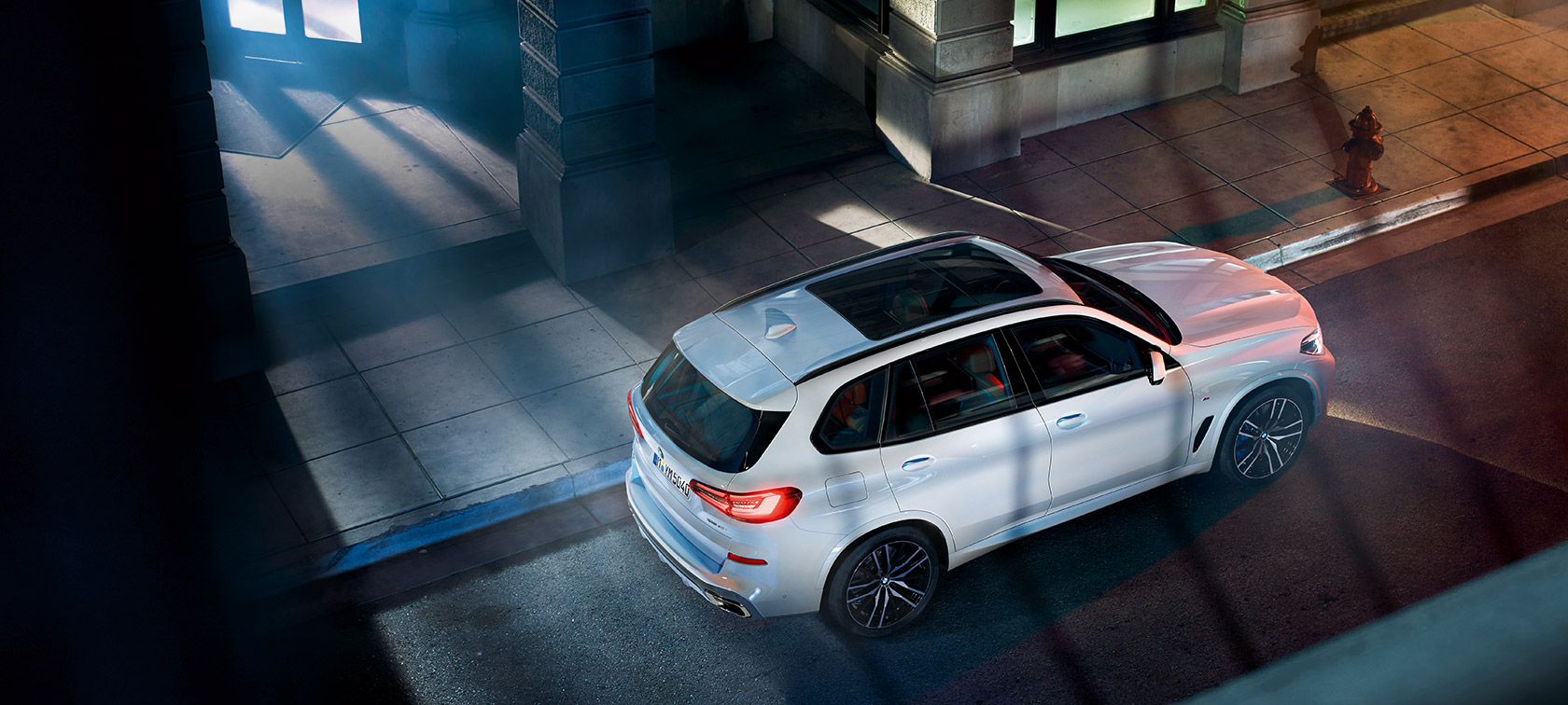BMW X5, skats no putna lidojuma BMW X5, G05, 2018, metāliska Mineral White krāsa, skats no putna lidojuma