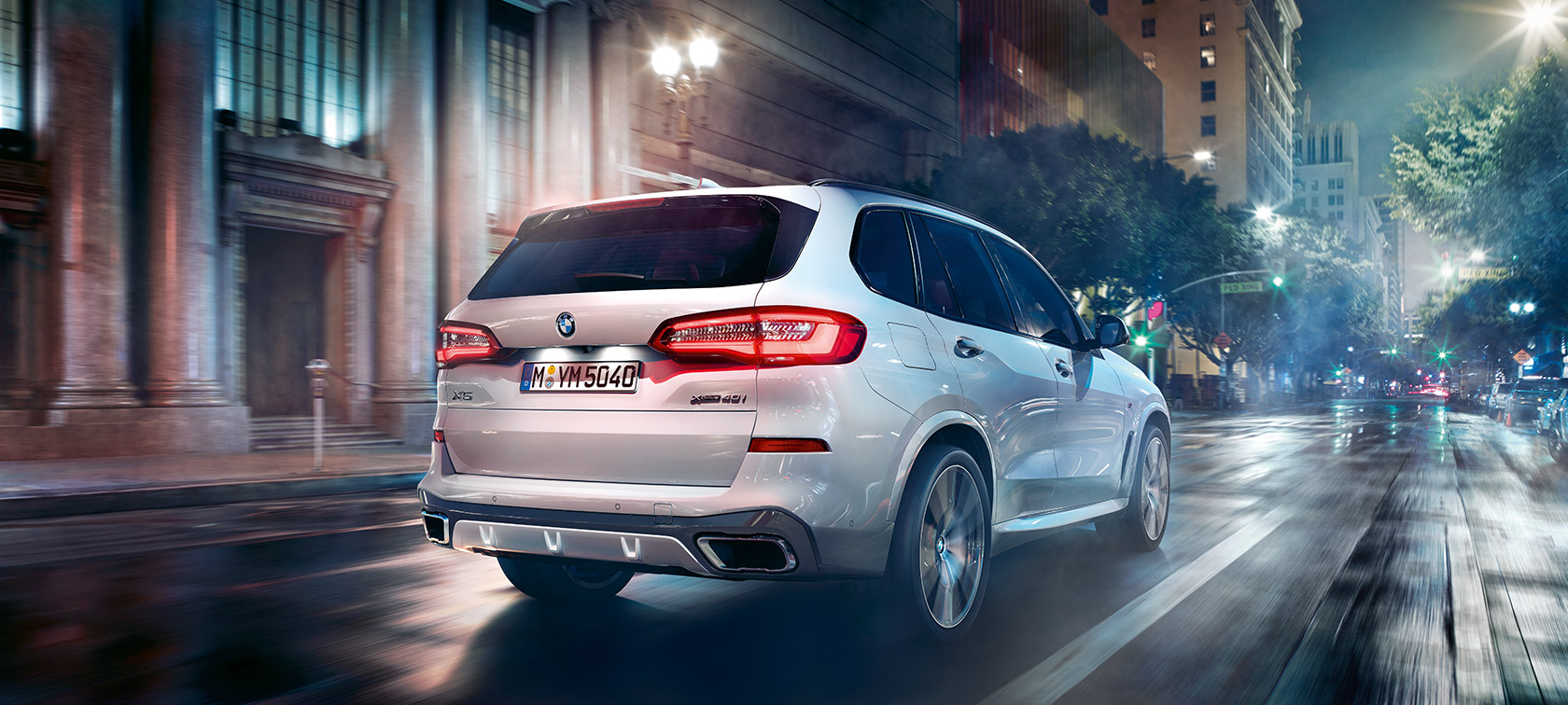 BMW X5, trīs ceturtdaļu aizmugures skats, braucošs automobilis BMW X5, G05, 2018, metāliska Mineral White krāsa, trīs ceturtdaļu aizmugures skats, braucošs automobilis