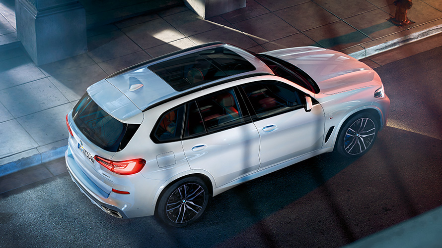 BMW X5, stāvošs automobilis skatā no putna lidojuma BMW X5, stāvošs automobilis skatā no putna lidojuma
