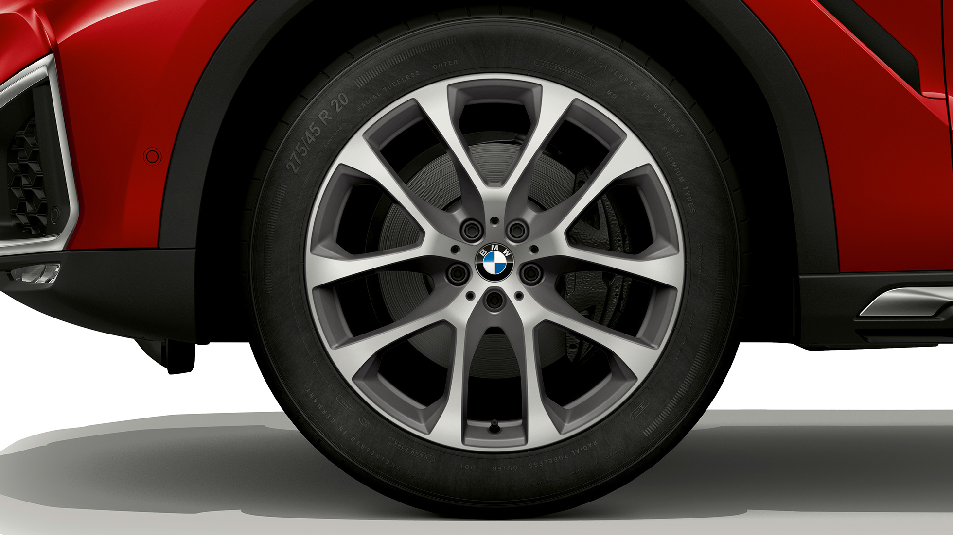 BMW X6 ar BMW xLine, vieglmetāla disks. BMW X6 ar BMW xLine ar fokusu uz vieglmetāla disku.