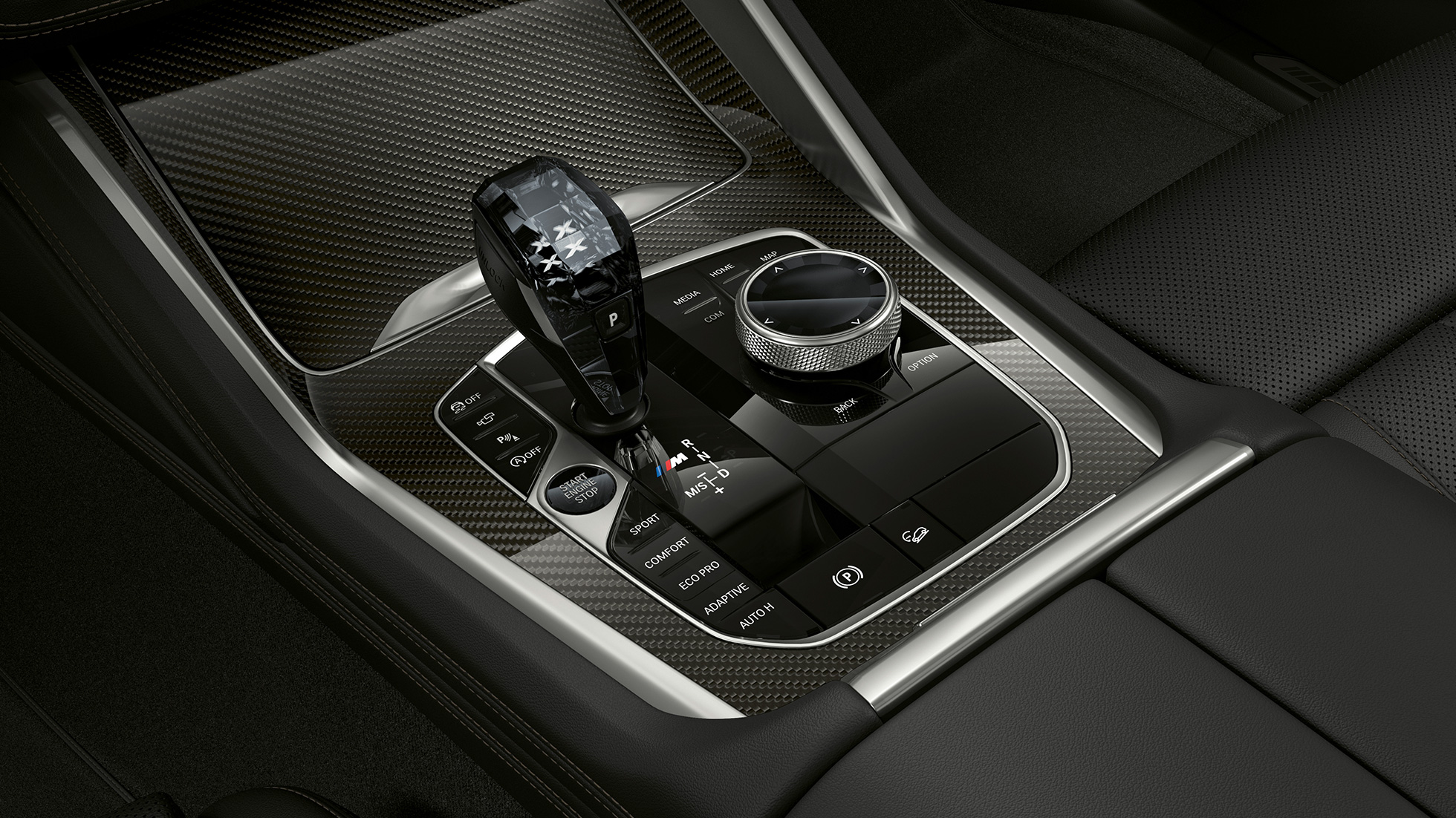 BMW X6 ar BMW xLine, viduskonsole. BMW X6 salons ar BMW xLine ar fokusu uz viduskonsoli.
