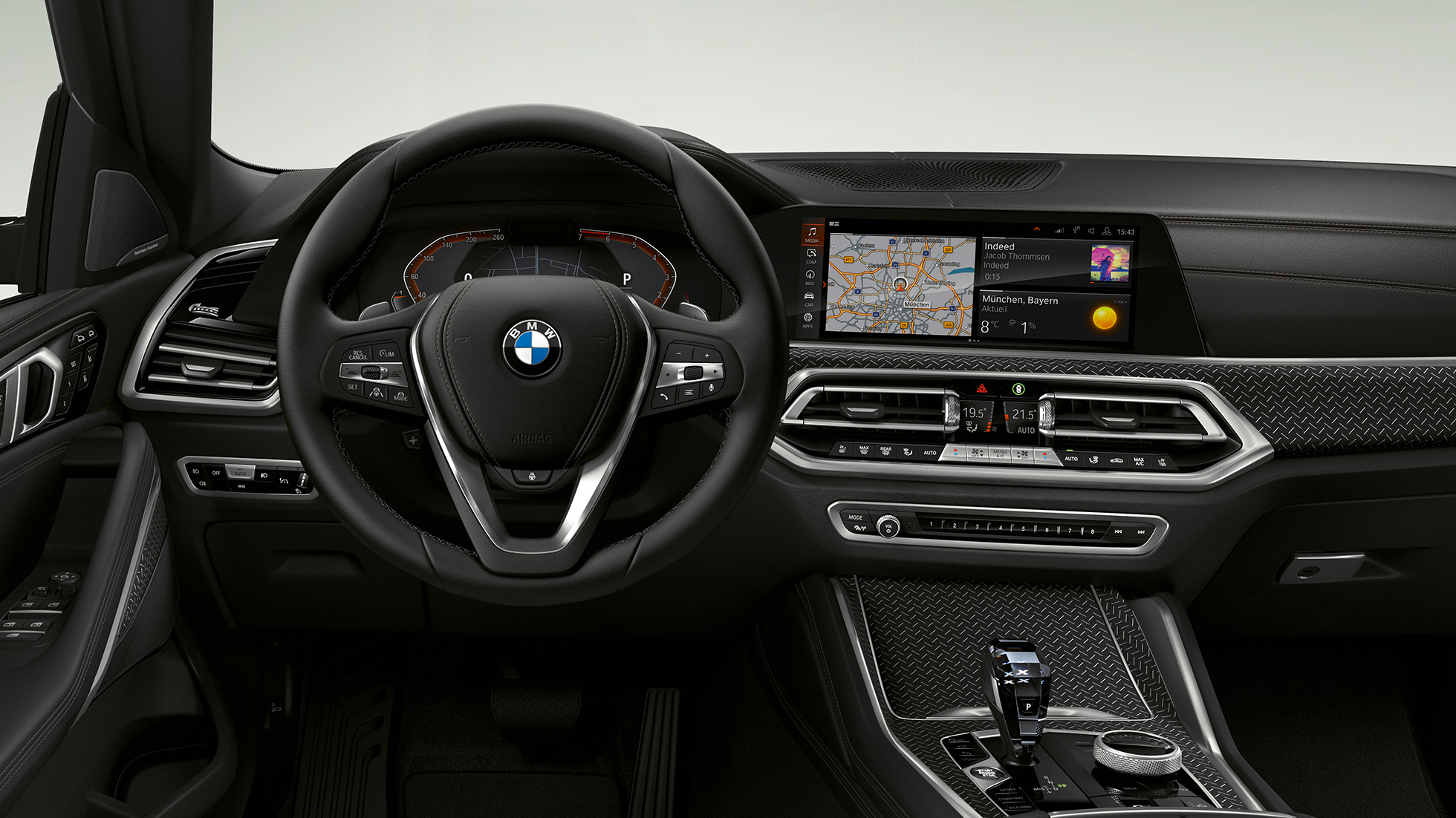 BMW X6 ar BMW xLine, kokpits. BMW X6 salons ar BMW xLine ar fokusu uz kokpitu.