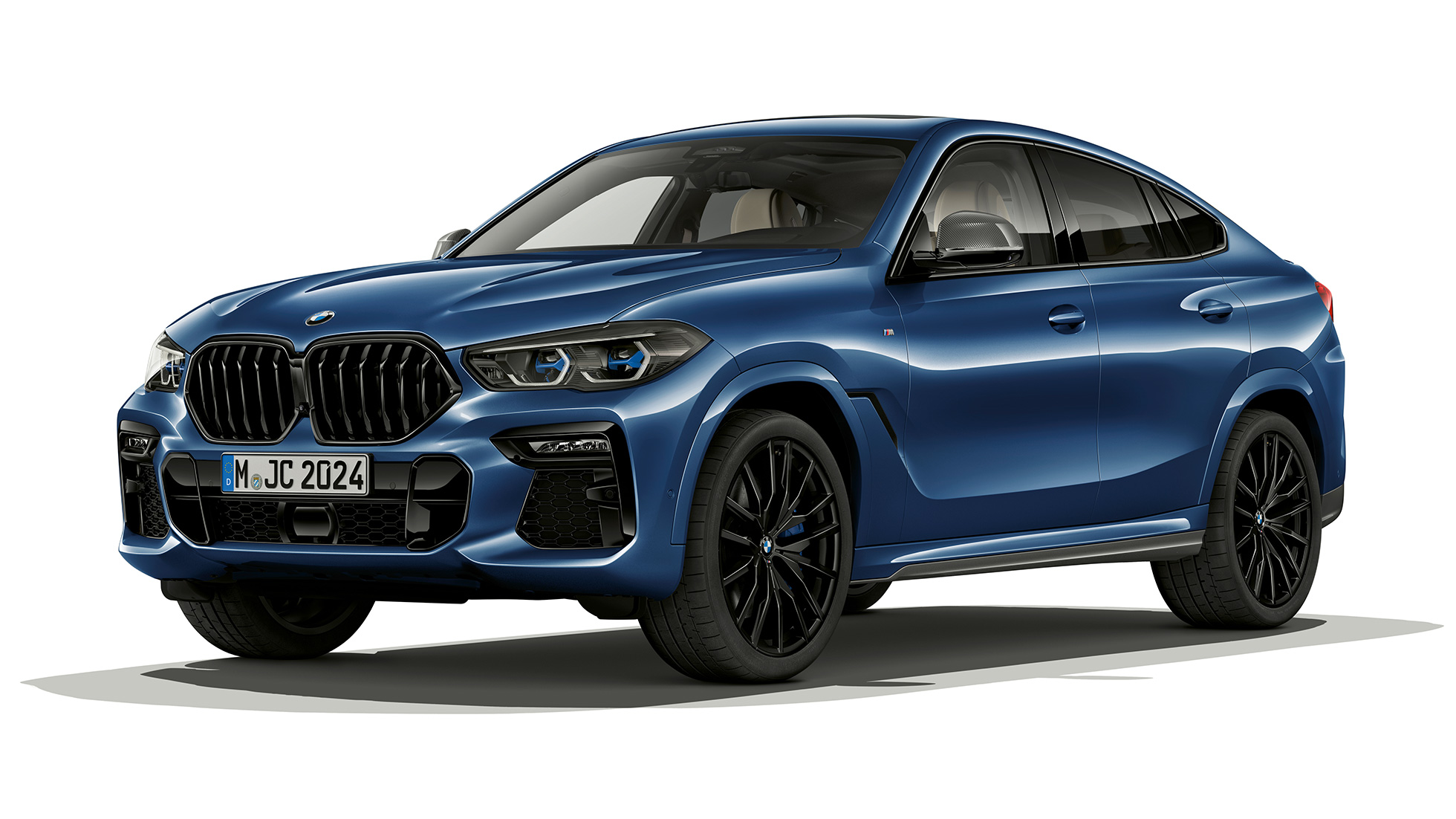 BMW X6 ar M sporta pakotni, virsbūve. BMW X6 ar M sporta pakotni trīs ceturtdaļu skatā no priekšpuses.