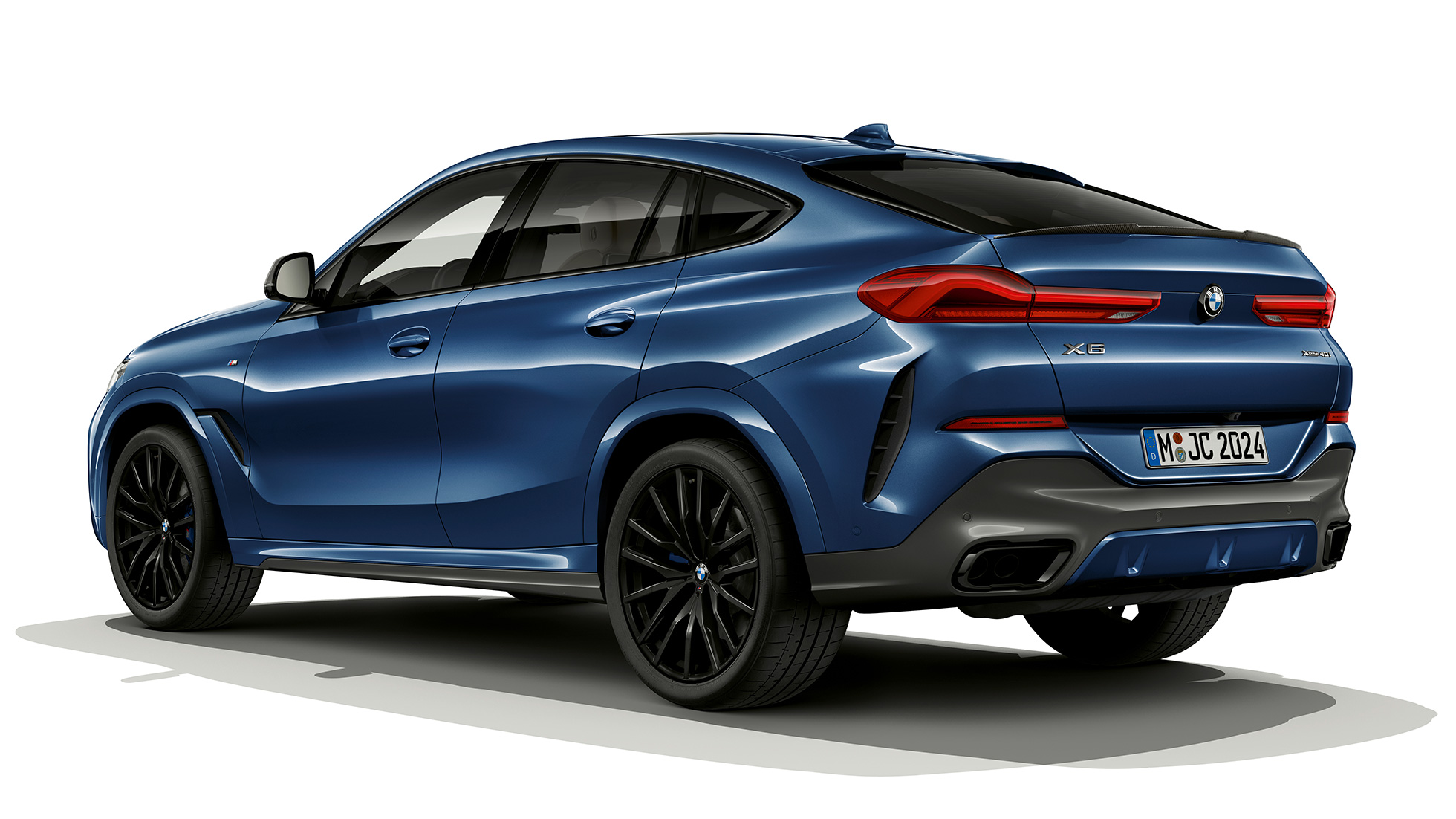 BMW X6 ar M sporta pakotni, aizmugure. BMW X6 ar M sporta pakotni trīs ceturtdaļu skatā no aizmugures.