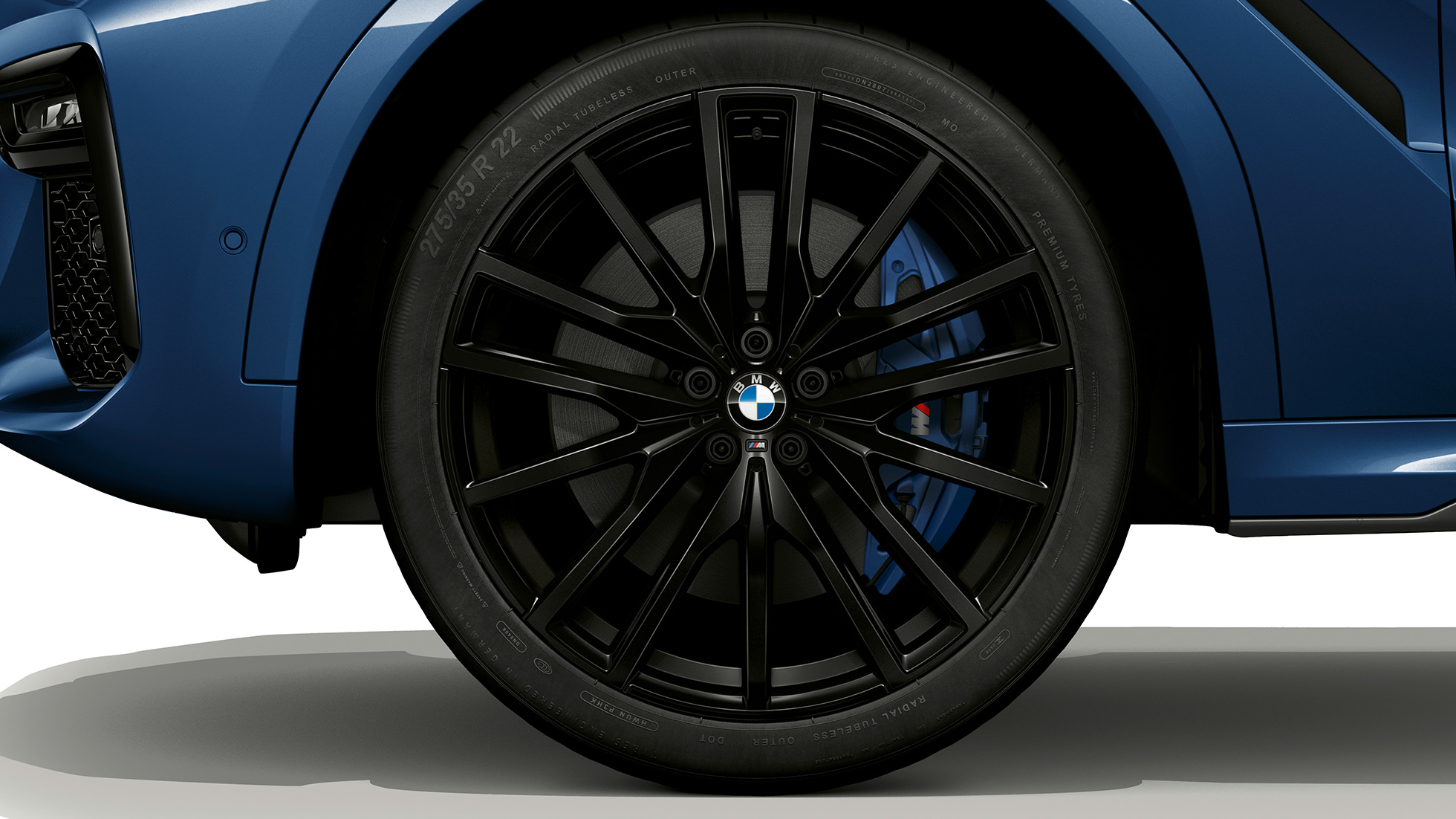 BMW X6 ar M sporta pakotni, vieglmetāla disks. BMW X6 ar M sporta pakotni ar fokusu uz vieglmetāla disku.