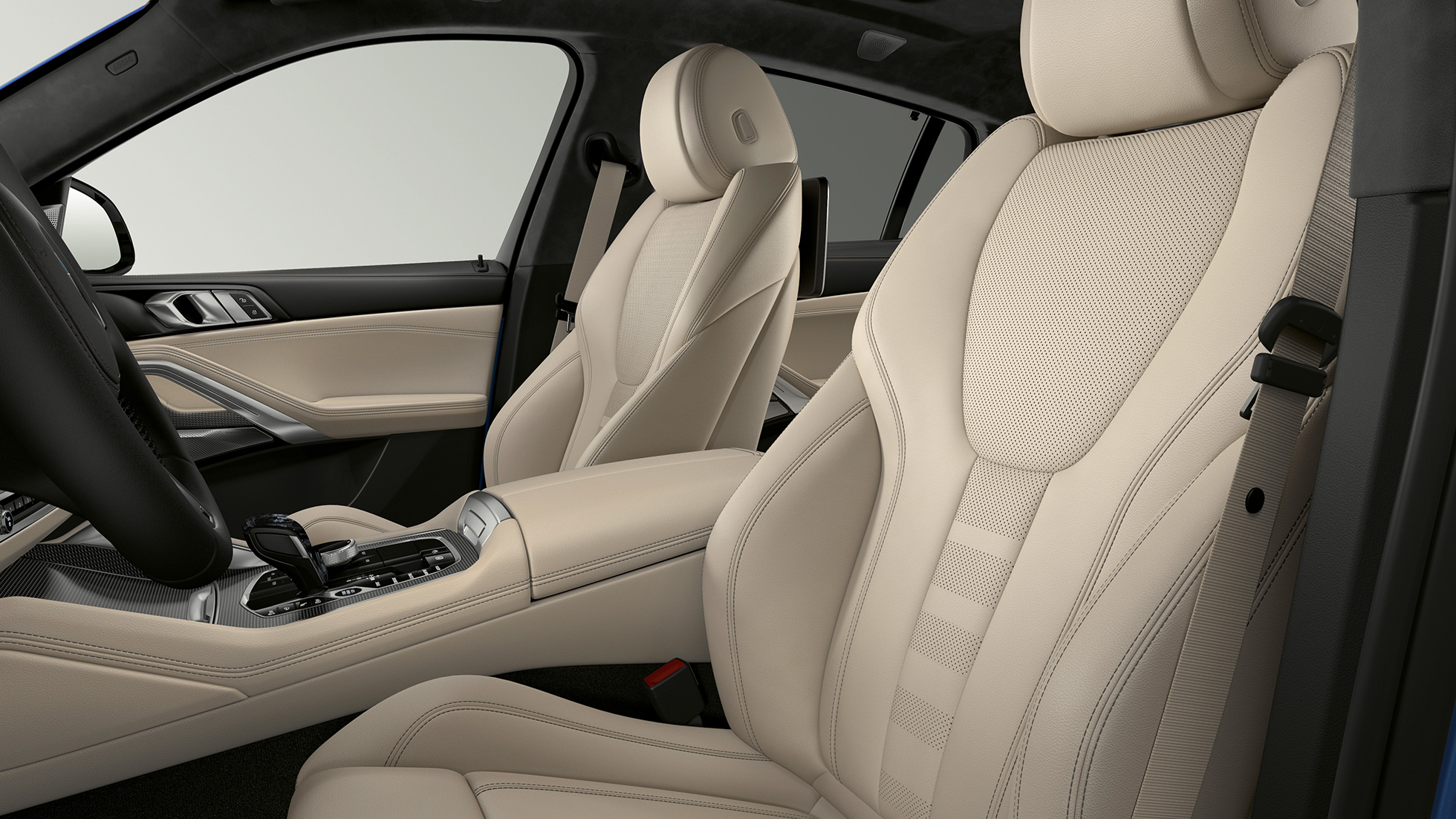BMW X6 ar M sporta pakotni, apdare. BMW X6 salons ar M sporta pakotni ar fokusu uz apdari.