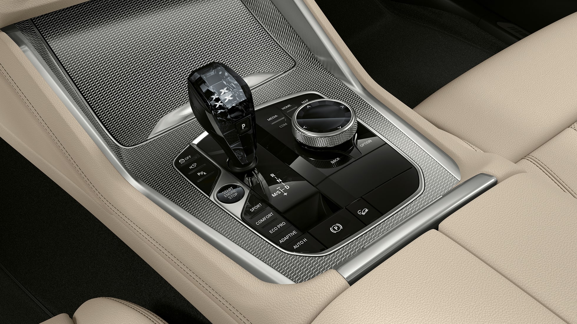 BMW X6 ar M sporta pakotni, viduskonsole. BMW X6 salons ar M sporta pakotni ar fokusu uz viduskonsoli.