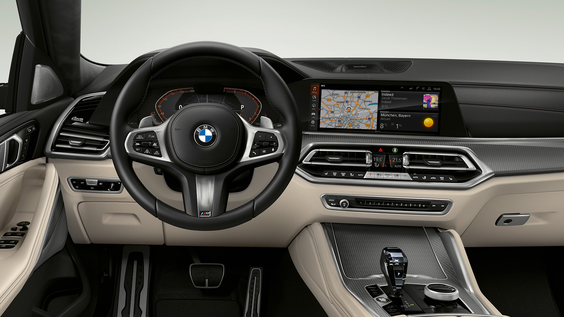 BMW X6 ar M sporta pakotne, kokpits. BMW X6 salons ar M sporta pakotni ar fokusu uz kokpitu.