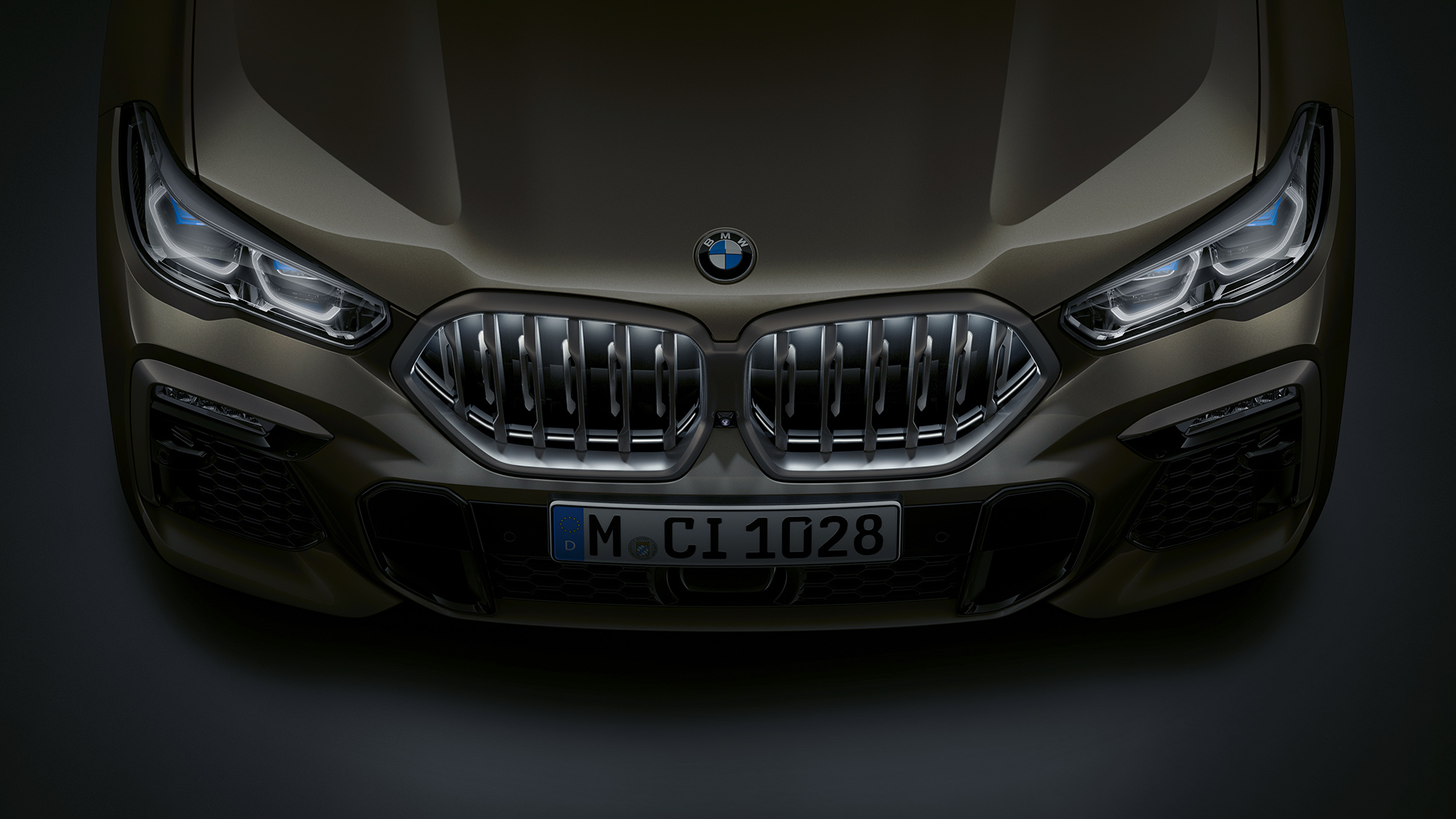 BMW X6 priekšpuse. BMW X6 priekšpuses tuvplāns ar BMW “Iconic Glow” elipsveida režģi no putna lidojuma.